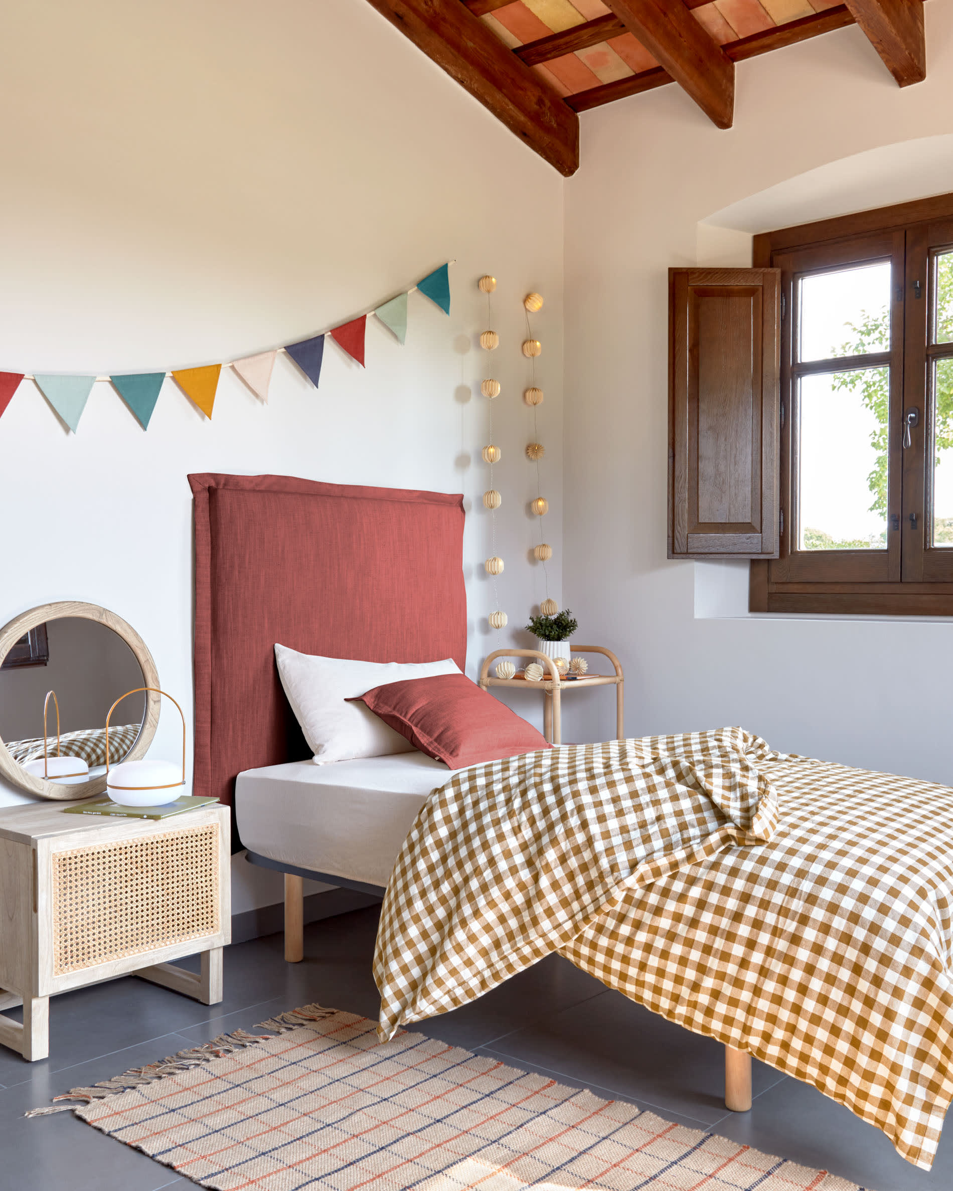 Runder Spiegel mit Rahmen aus massivem Mindi-Holz, 50 cm, von Kave Home – stilvolles Design und natürliche Materialien.