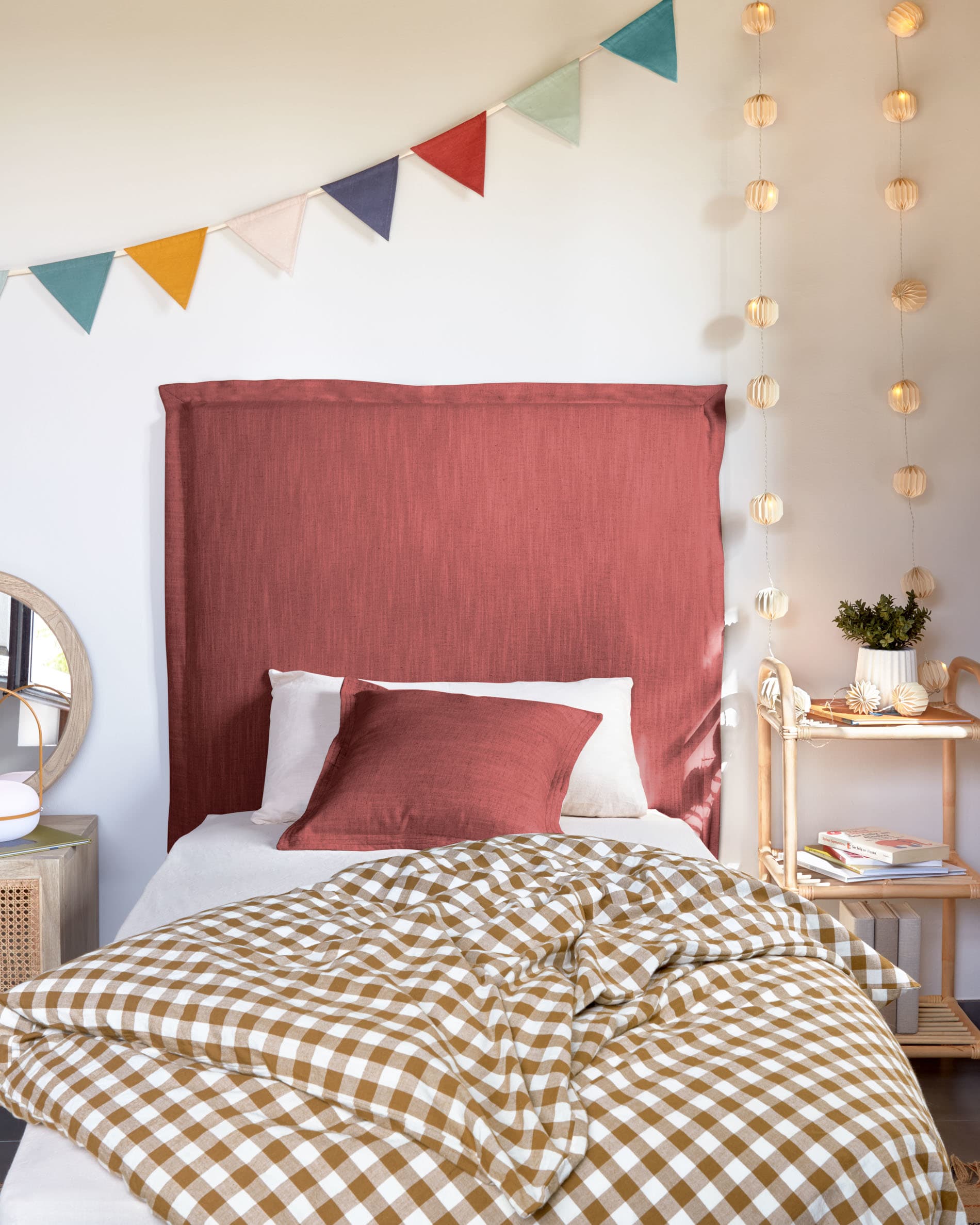 Runder Spiegel mit 50 cm Durchmesser, Rahmen aus massivem Mindi-Holz, von Kave Home – stilvolles Design aus hochwertigen Materialien.