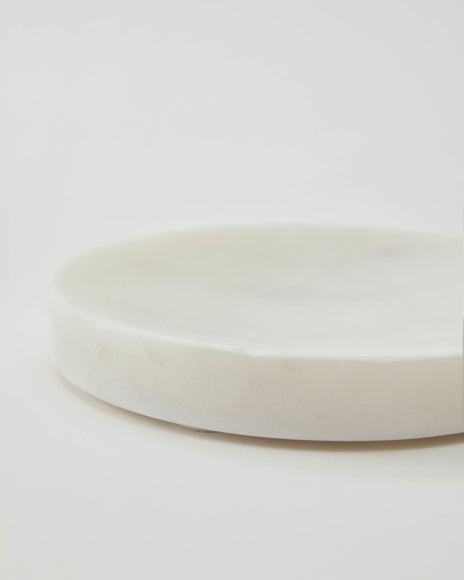 Elenei Seifenschale aus Marmor in Weiss präsentiert im Onlineshop von KAQTU Design AG. Badzubehör ist von Kave Home