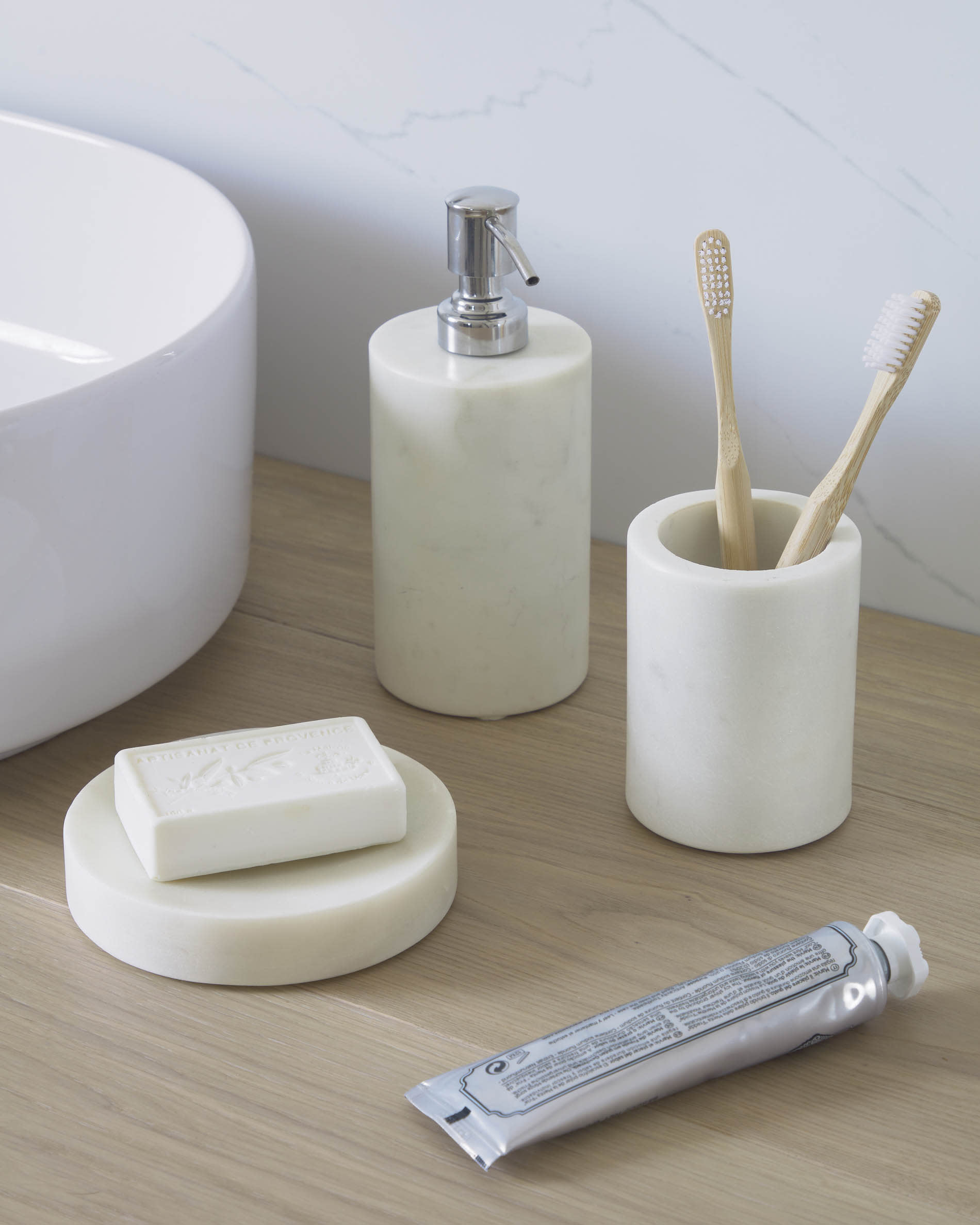 Elenei Seifenschale aus Marmor in Weiss präsentiert im Onlineshop von KAQTU Design AG. Badzubehör ist von Kave Home