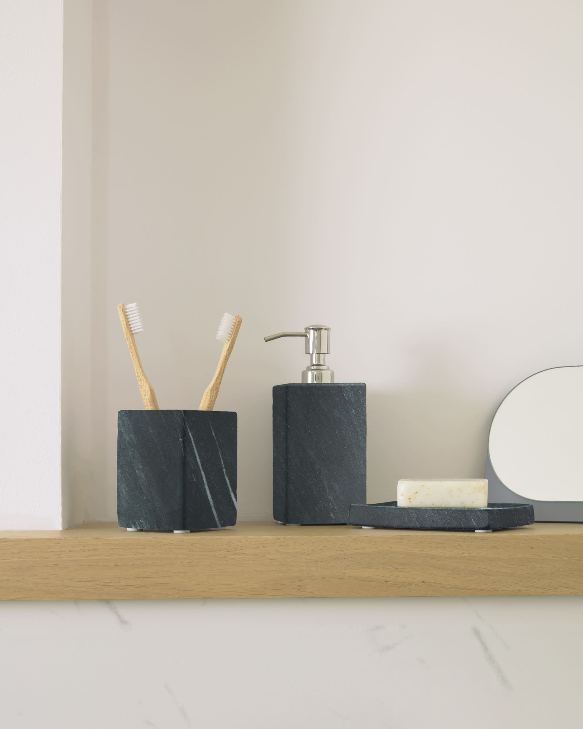 Aixa Seifenspender aus Marmor in Mehrfarbig präsentiert im Onlineshop von KAQTU Design AG. Badzubehör ist von Kave Home