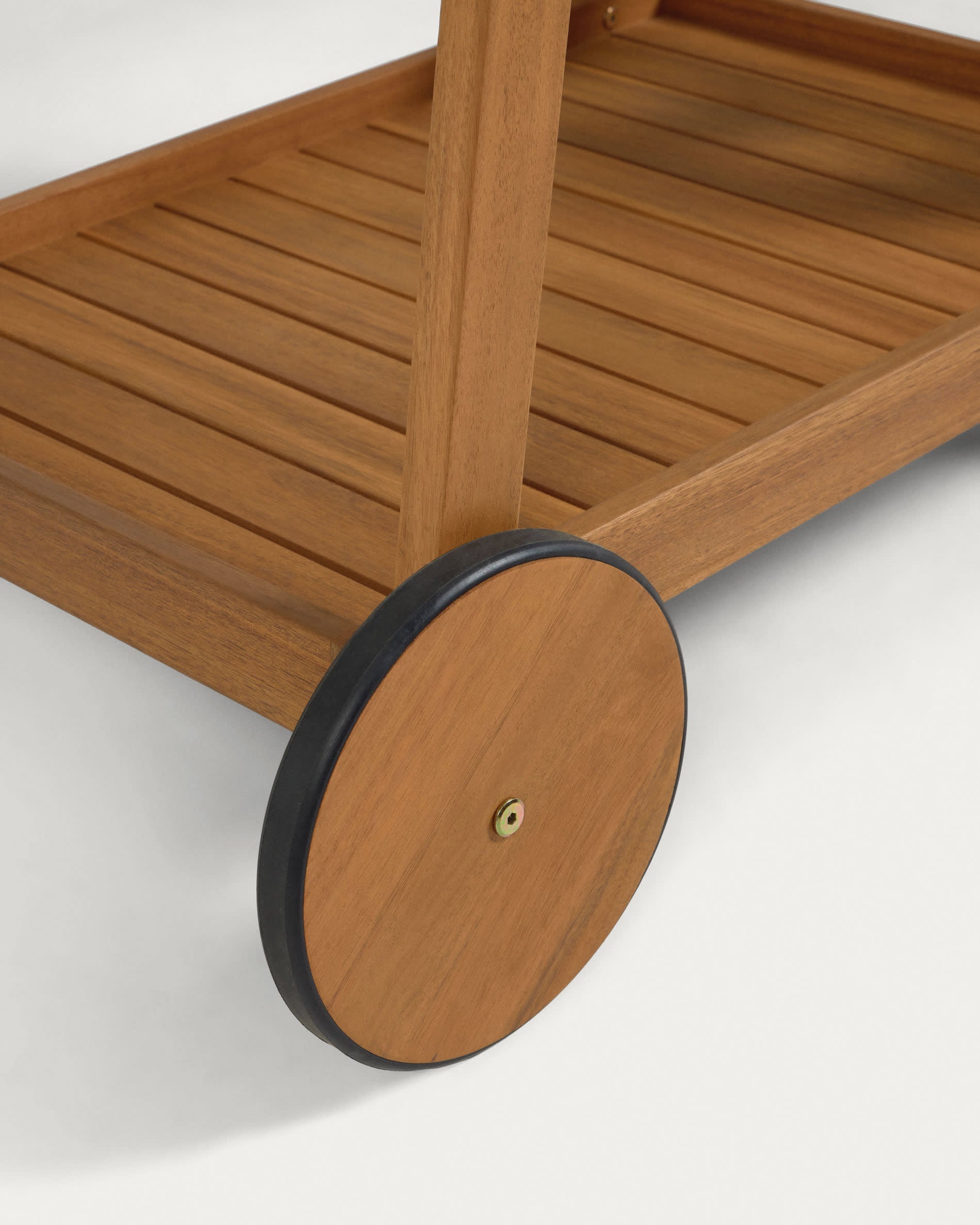 Genießen Sie den Felisa Outdoor Serviertisch aus massivem Akazienholz (55 x 73 cm) von Kave Home – stilvoll, praktisch und umweltfreundlich!