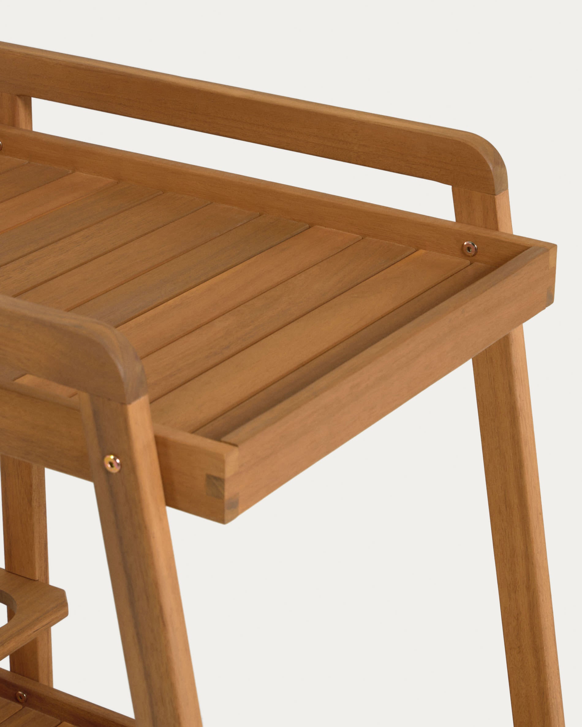 Genießen Sie den Felisa Outdoor Serviertisch aus massivem Akazienholz (55 x 73 cm) von Kave Home – stilvoll, praktisch und umweltfreundlich!