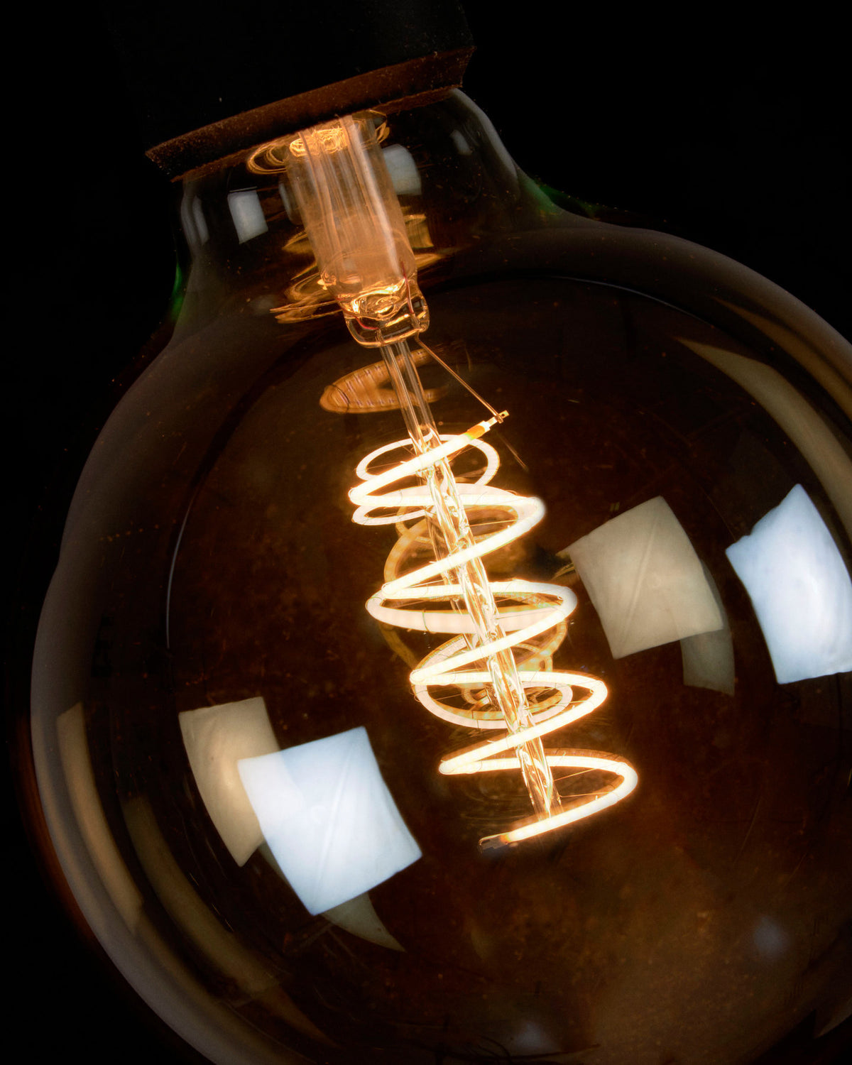 LED Glühbirne E27 4W 80 mm warmes Licht in Transparent, Weiss präsentiert im Onlineshop von KAQTU Design AG. Leuchtmittel ist von Kave Home