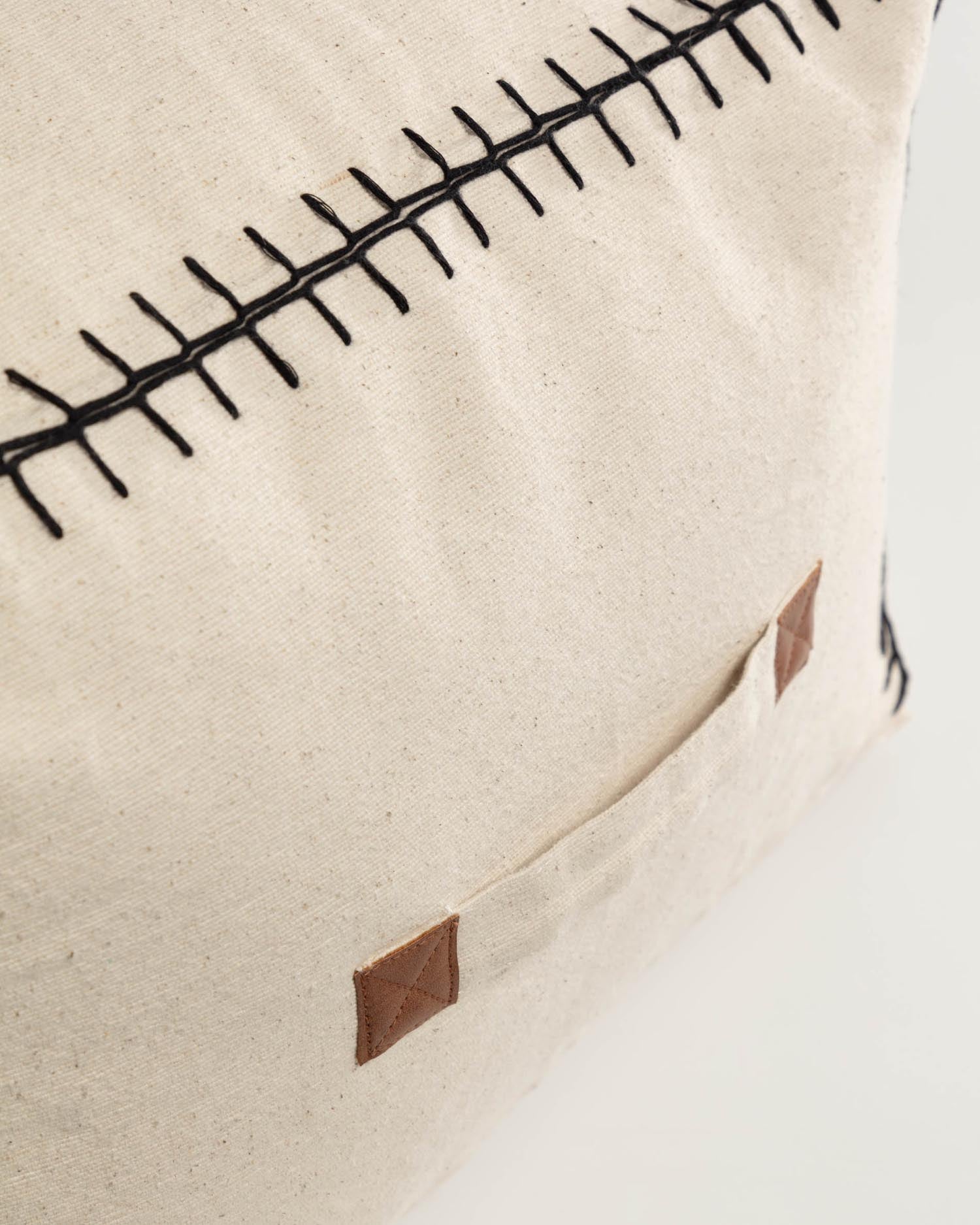 Der Anahi Pouf von Kave Home: Ein elegantes, vielseitiges Möbelstück aus 100% Baumwolle, ideal für jeden Raum und umweltfreundlich.