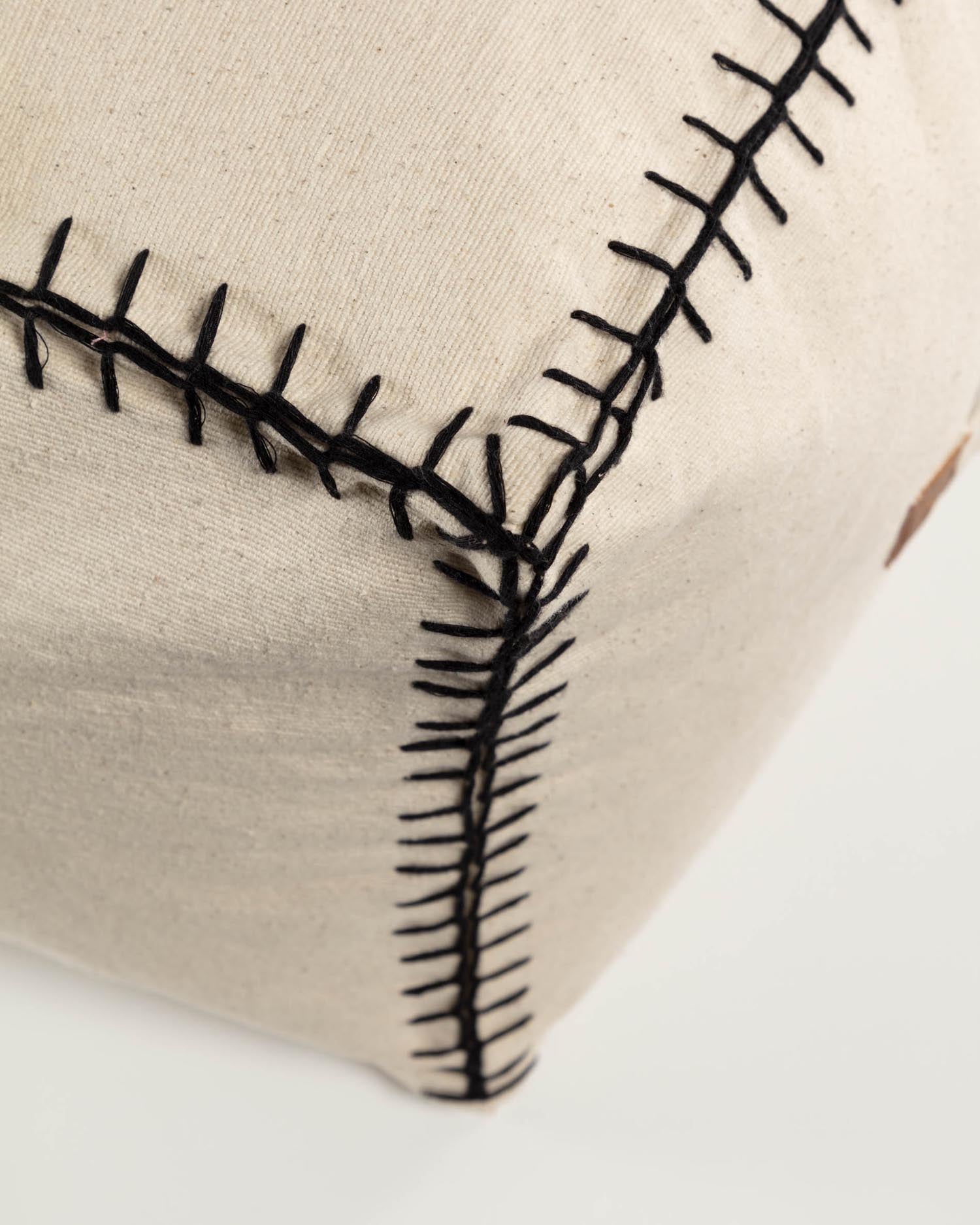 Der Anahi Pouf von Kave Home: Stilvolles, handgefertigtes Design aus natürlicher Baumwolle, perfekt als Sitzgelegenheit oder Dekoration für Ihr Zuhause.