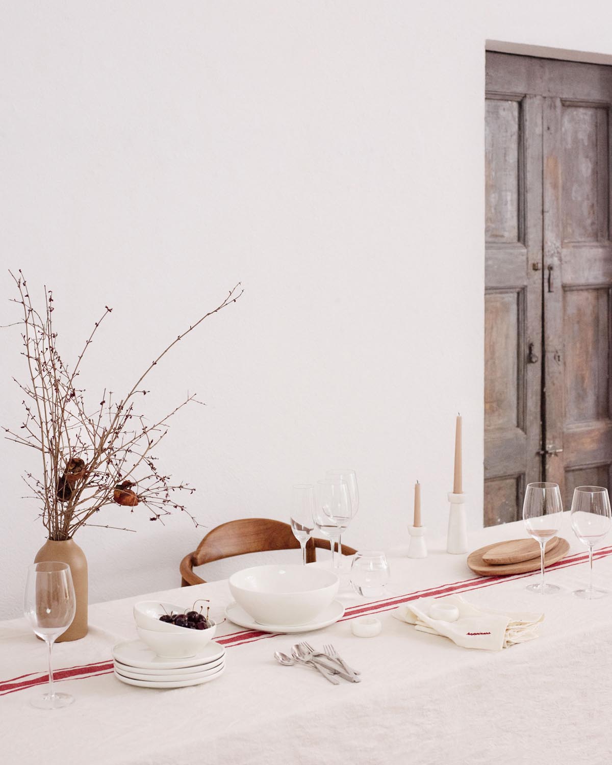 Elegante weisse Porzellanschale Pahi von Kave Home, gross und rund.