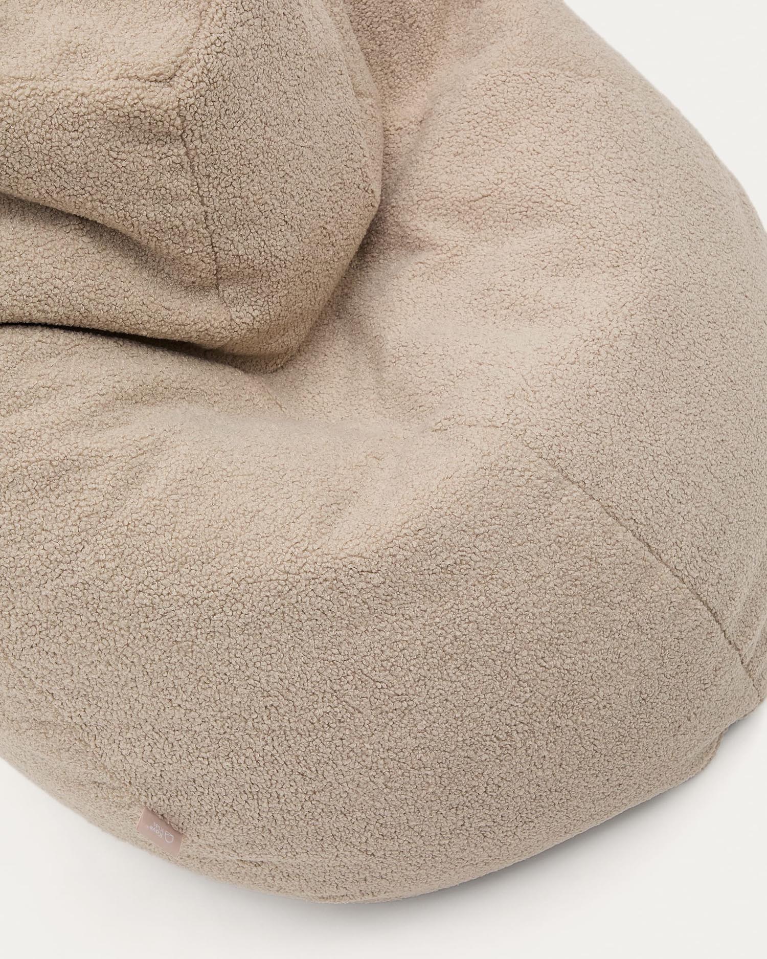 Eleganter Sitzsack Vicka Bouclé in Beige, Ø 70 cm. Ideal für Komfort und Stil in jedem Raum. Hochwertige Verarbeitung für langanhaltende Freude.