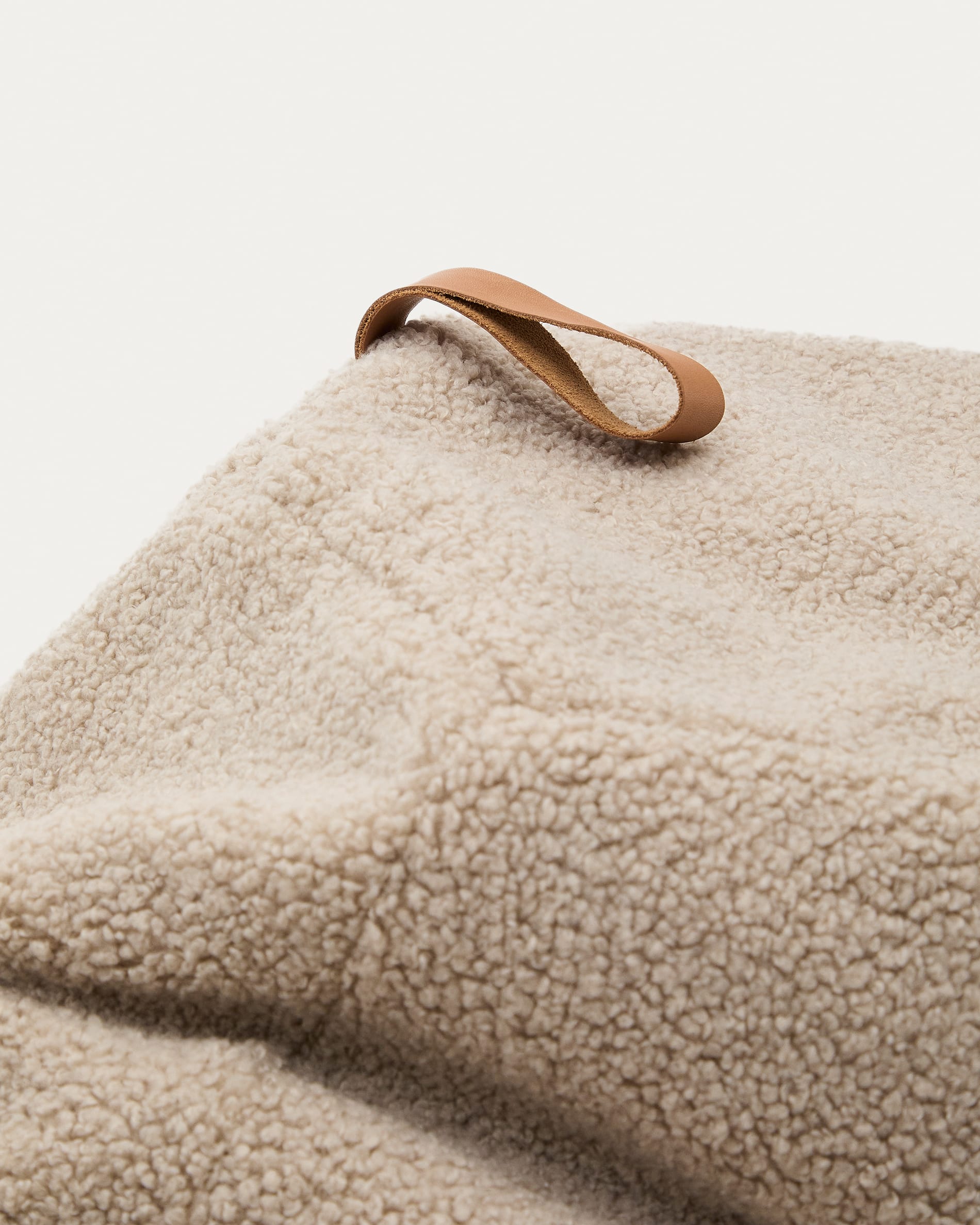 Bequemer Sitzsack Vicka Bouclé in stilvollem Beige, Ø 70 cm. Perfekt für entspannte Momente und modernes Wohnen. Hochwertiger Bouclé-Stoff für Luxus und Gemütlichkeit.
