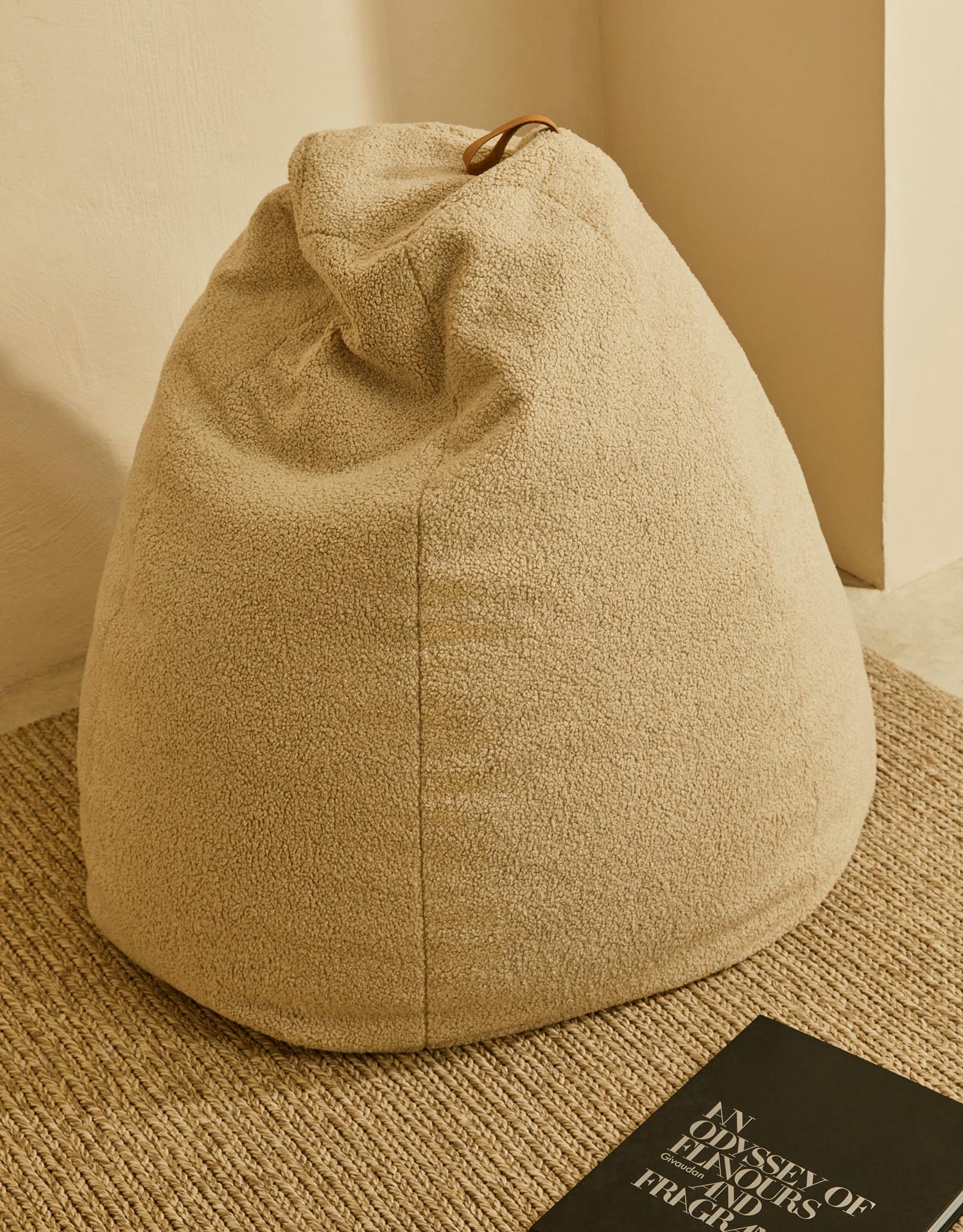 Der Sitzsack Vicka in Bouclé beige (Ø 70 cm) von Kave Home kombiniert modernes Design mit gemütlichem Komfort für Ihr Zuhause.