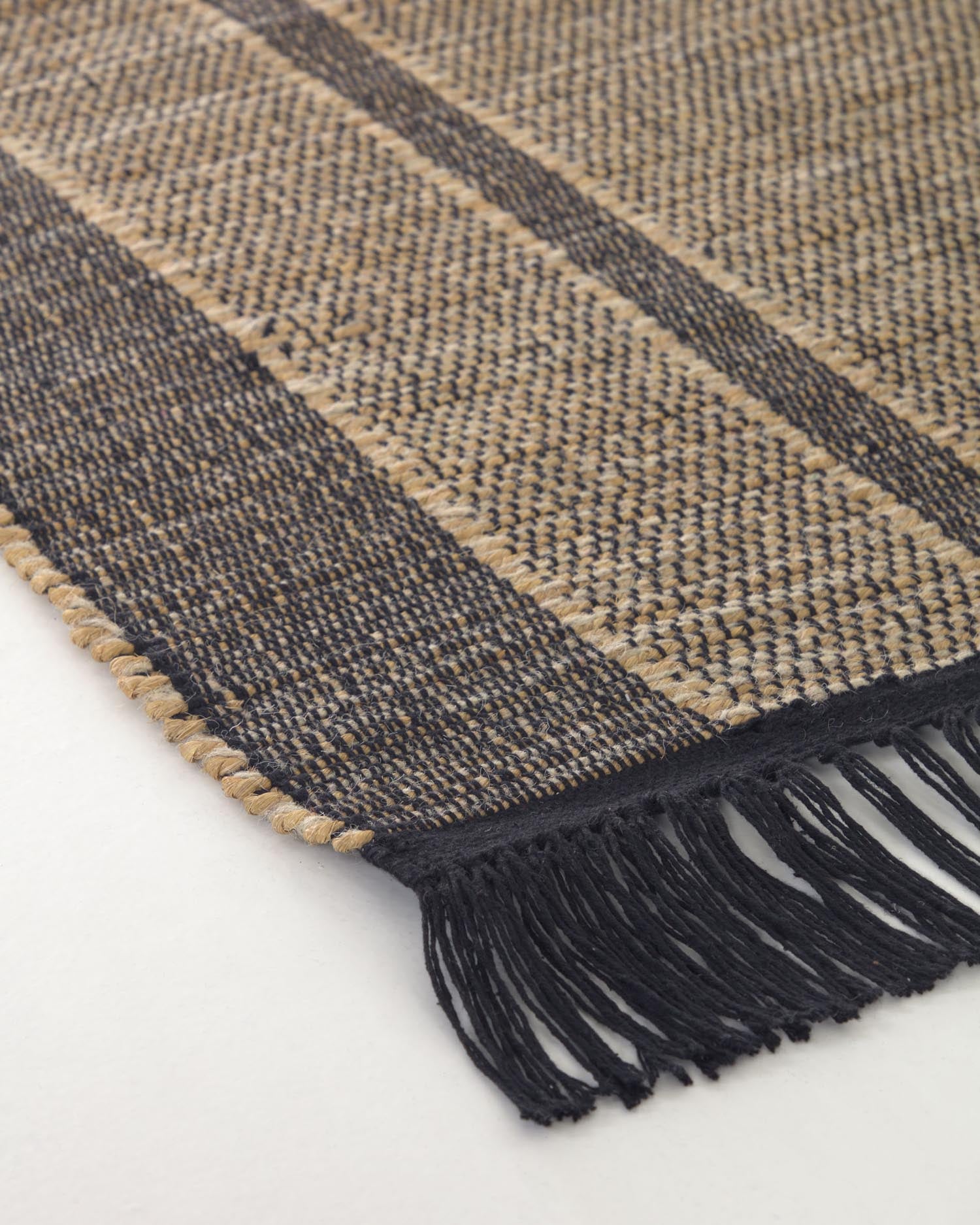 Brunilda Teppich in Schwarz (200 x 300 cm) von Kave Home: Hochwertige Naturfasern, robust, pflegeleicht und ideal für jeden Wohnstil.