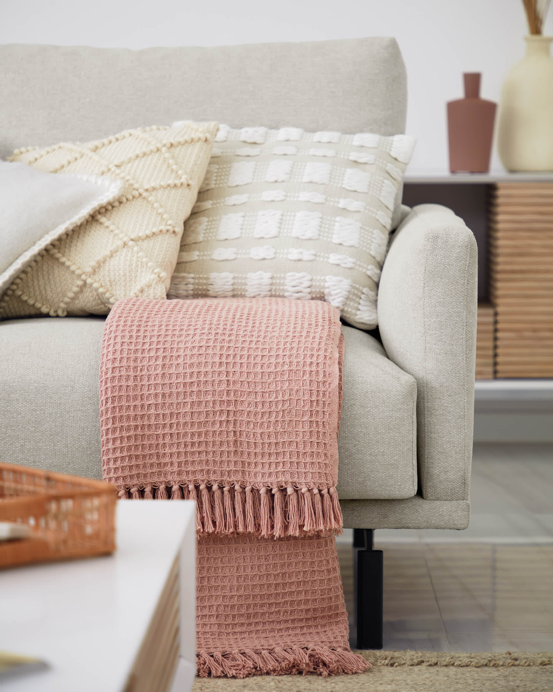 Stilvoller Carime Teppich in sanftem Beige (200 x 300 cm) von Kave Home, perfekt für harmonische Raumgestaltung und Komfort.