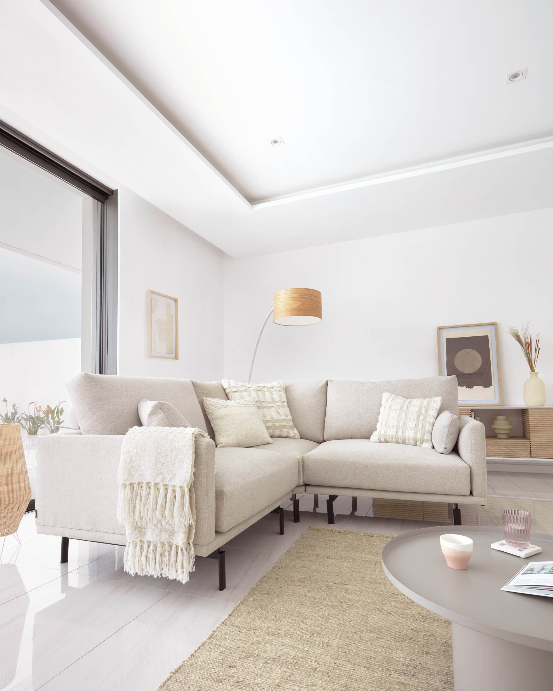 Eleganter Carime Teppich in neutralem Beige (200 x 300 cm) von Kave Home, ideal für gemütliche Wohnräume und vielseitige Einrichtung.