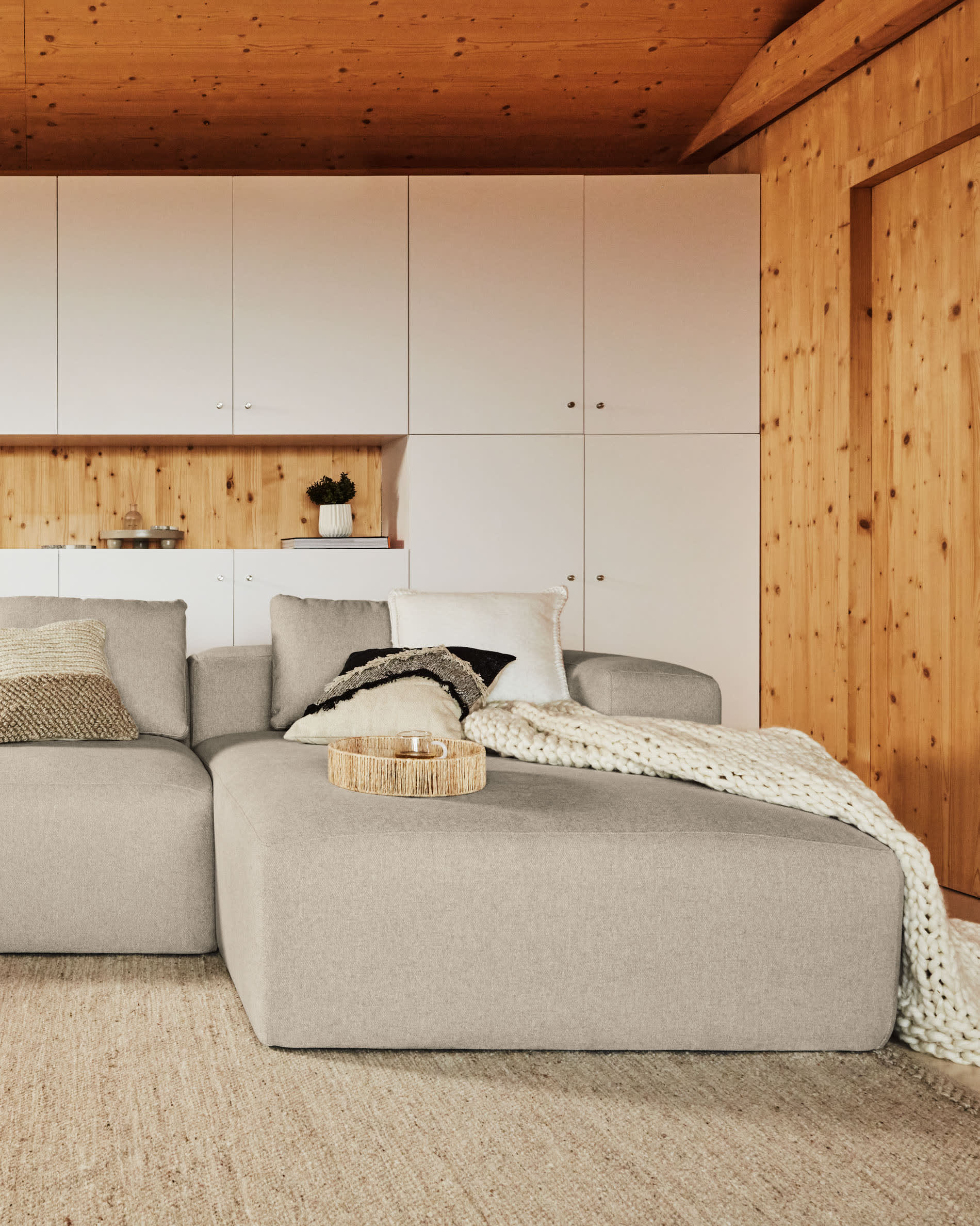 Eleganter Carime Teppich in neutralem Beige (200 x 300 cm) von Kave Home, ideal für gemütliche Wohnräume und vielseitige Einrichtung.