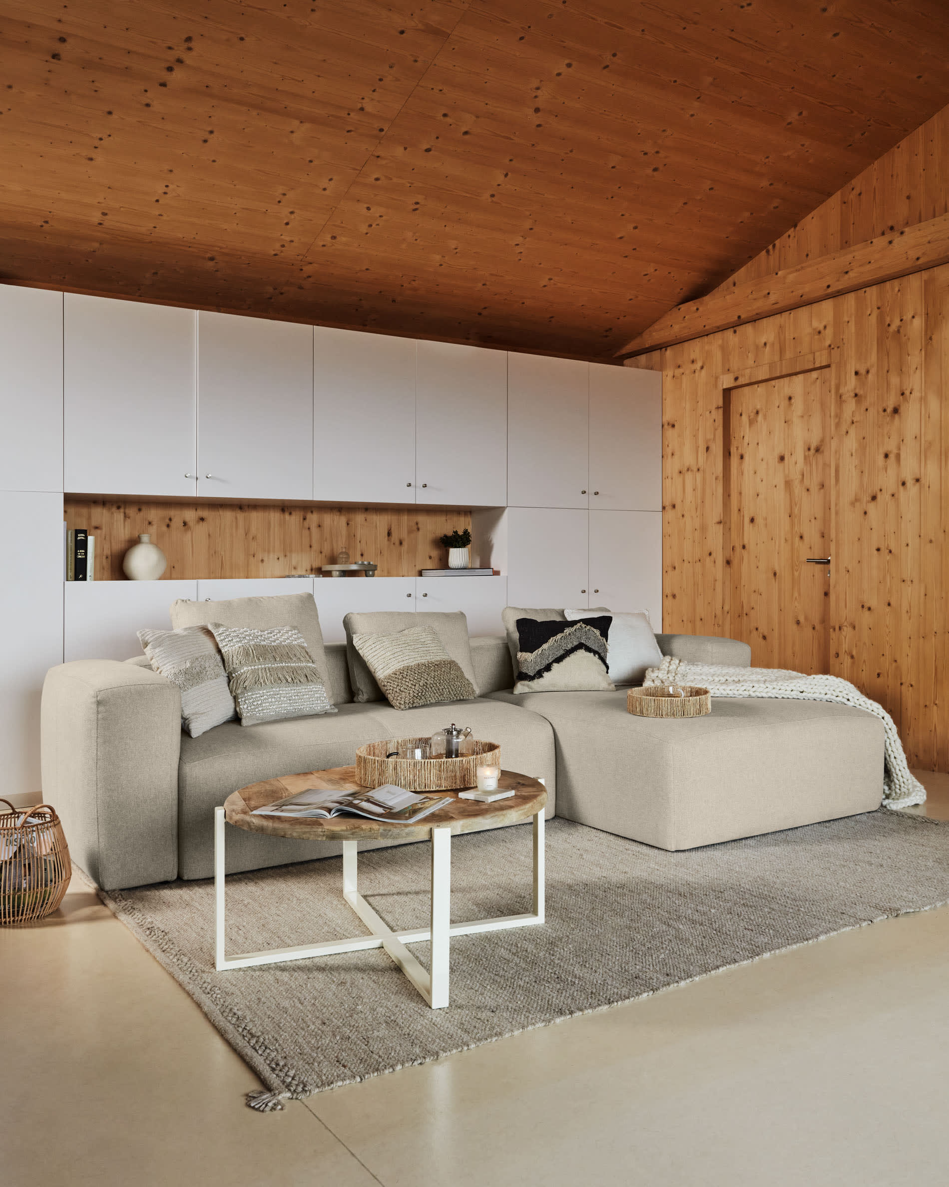 Stilvoller Carime Teppich in sanftem Beige (200 x 300 cm) von Kave Home, perfekt für harmonische Raumgestaltung und Komfort.