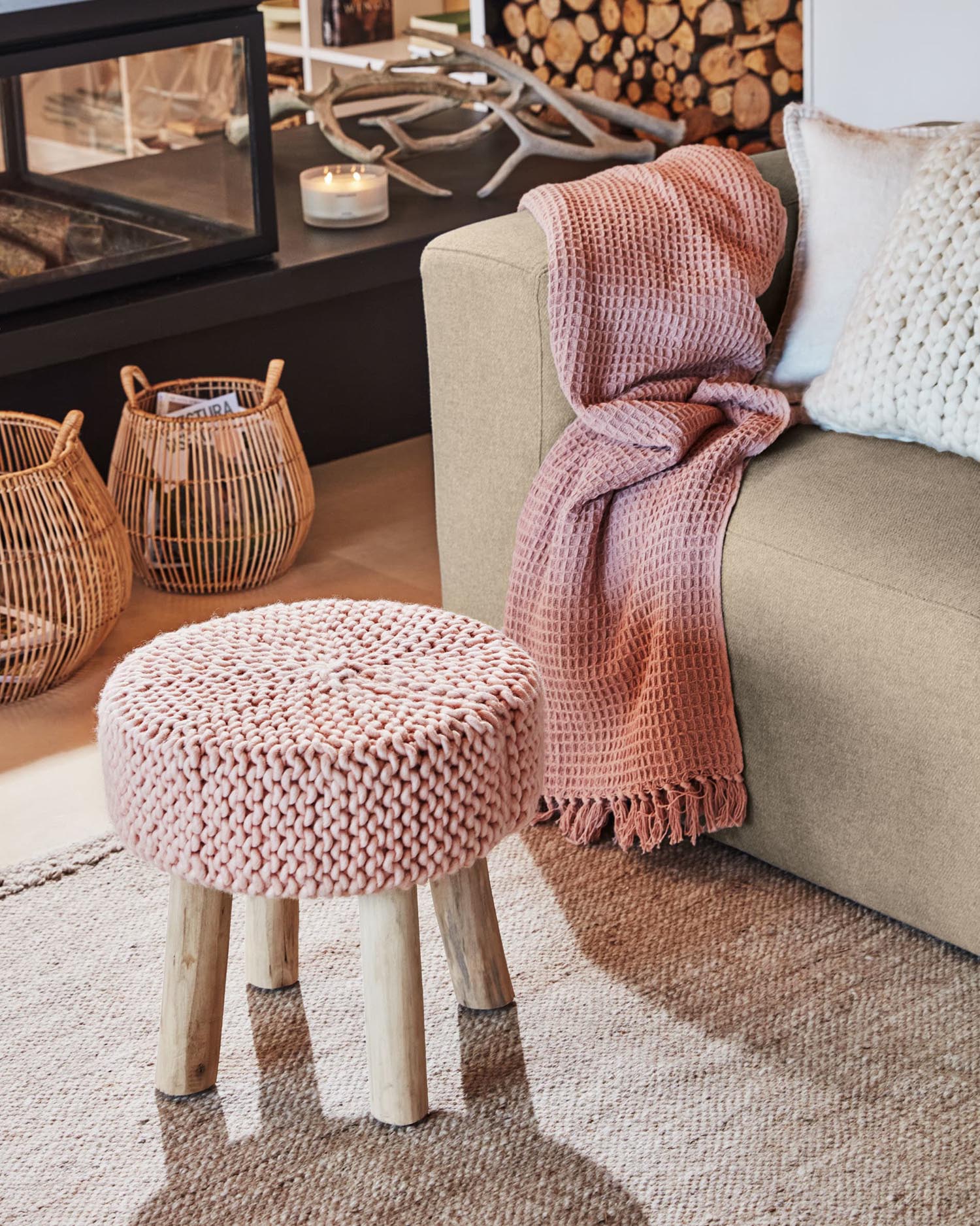 Stilvoller Carime Teppich in sanftem Beige (200 x 300 cm) von Kave Home, perfekt für harmonische Raumgestaltung und Komfort.