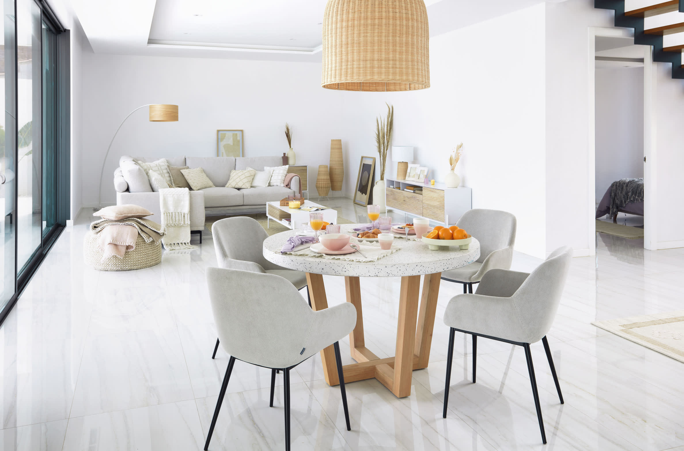 Der Carime Teppich in Beige (200x300 cm) von Kave Home vereint zeitlosen Stil mit Komfort und ist ideal für grosse Räume.