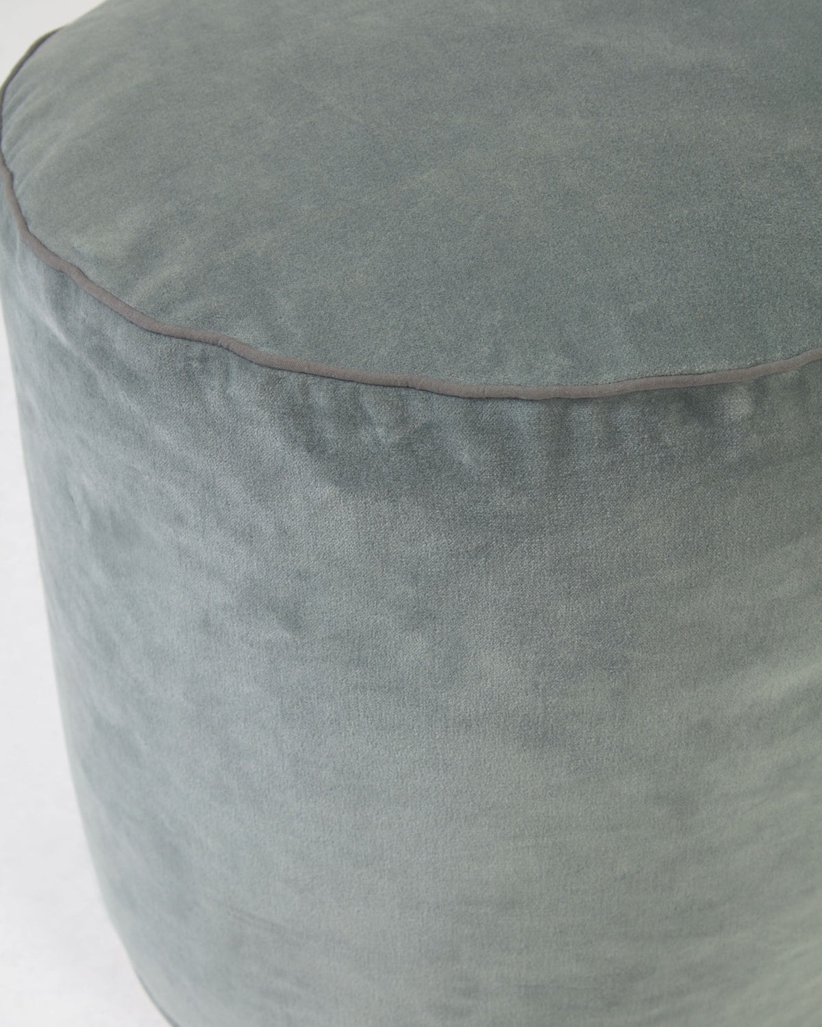 Runder Pouf Brunetta aus Samt dunkeltürkis Ø 40 cm in Türkis präsentiert im Onlineshop von KAQTU Design AG. Pouf ist von Kave Home