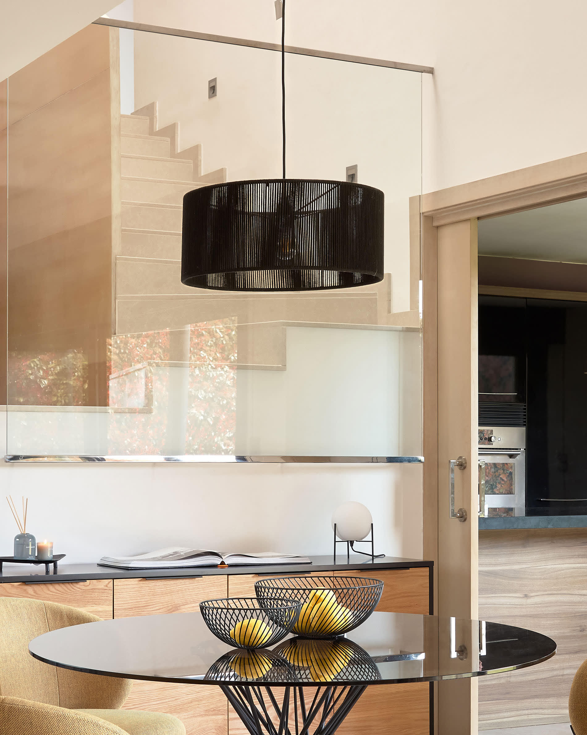 Moderner schwarzer Baumwoll-Lampenschirm von Kave Home, Ø 47 cm, perfekt für Deckenlampen. Schlichtes und zeitloses Design.