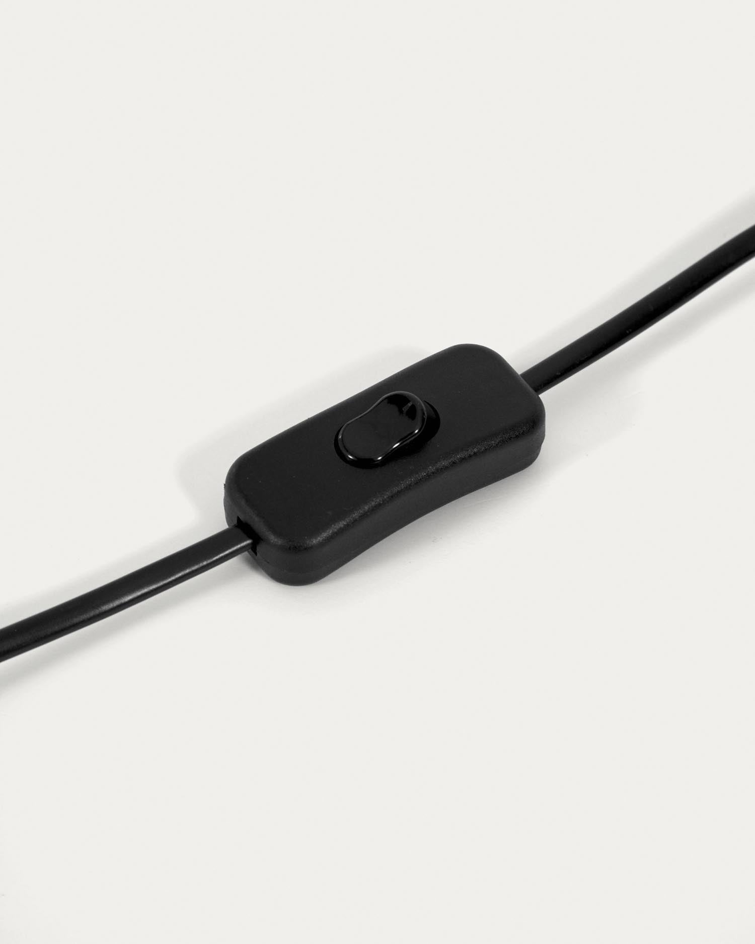 Die Hestia Tischlampe von Kave Home vereint edles Metall, ein stilvolles Messing-Finish und einen grauen Glasschirm für ein modernes Ambiente.