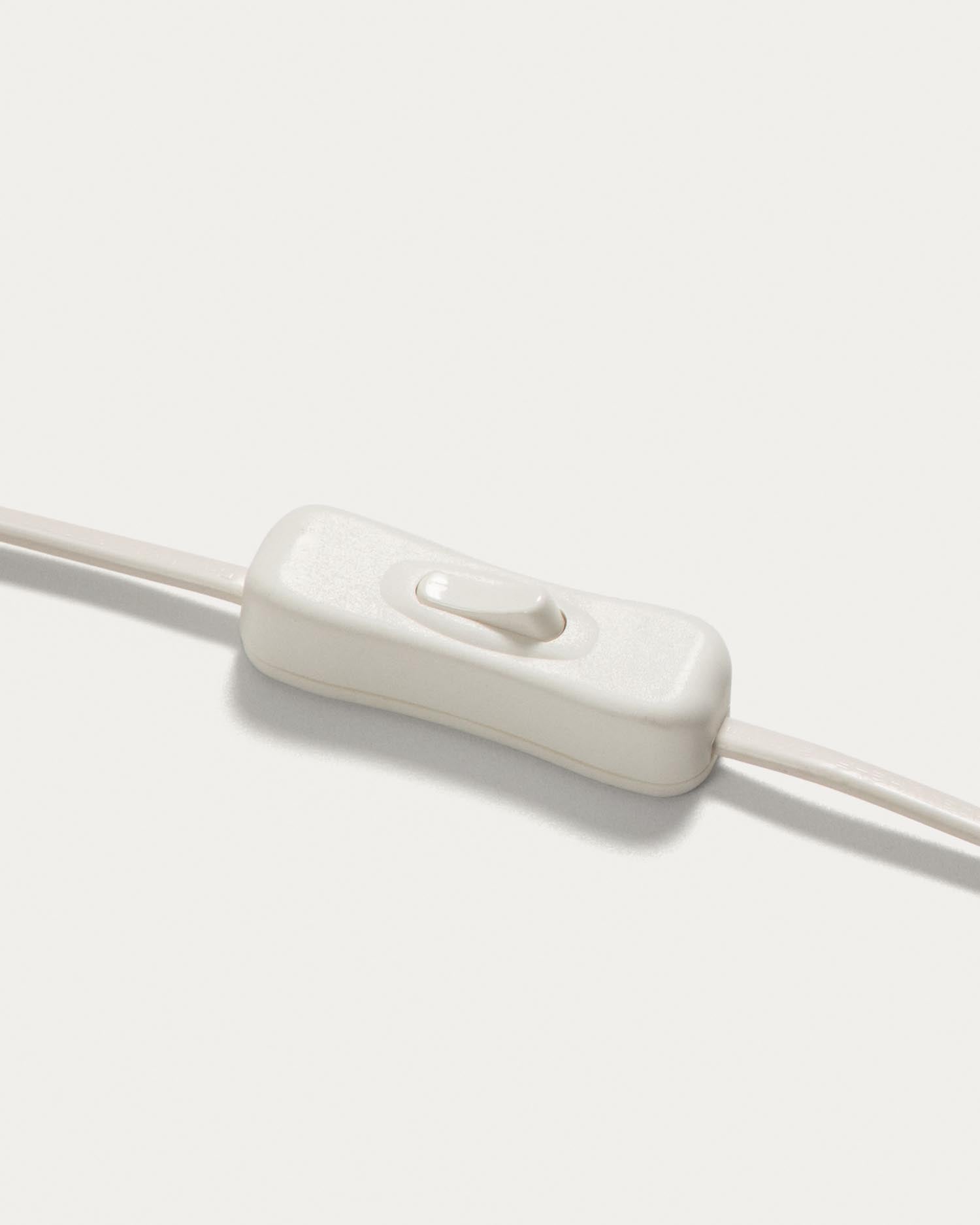 Die Damila Wandlampe kombiniert robustes Rattan mit modernem weissen Metall und bringt natürliche Eleganz in Ihr Zuhause.