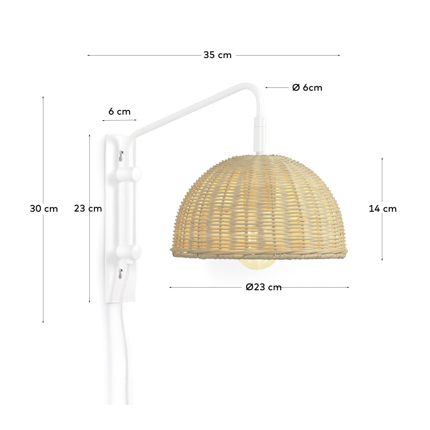 Die Damila Wandlampe vereint handgefertigtes Rattan und elegantes weisses Metall, ideal für ein stilvolles und warmes Wohnambiente.