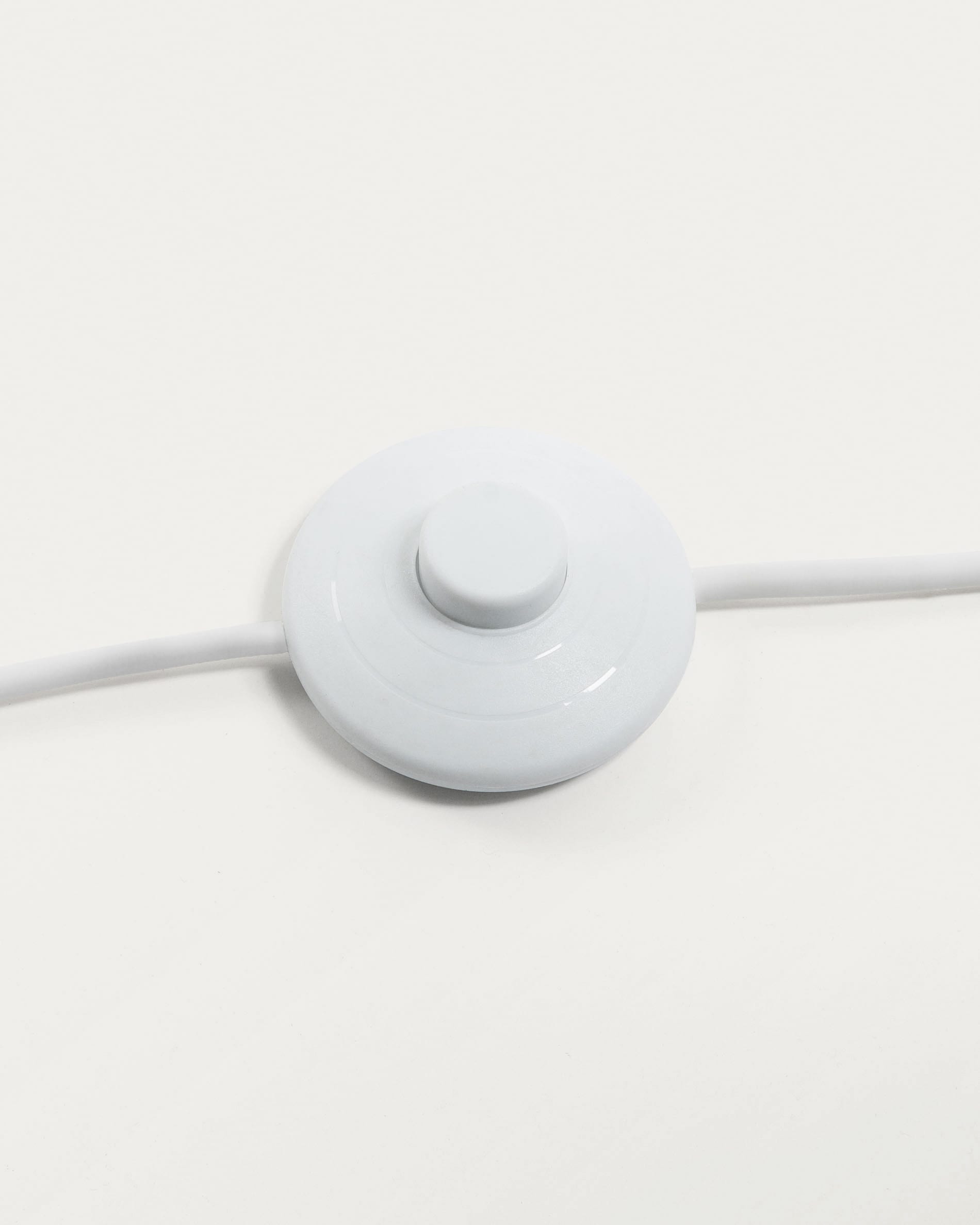 Die Damila Stehlampe vereint elegantes Metall und handgefertigtes Rattan, schafft eine warme Atmosphäre und ist ein stilvolles Highlight in jedem Raum.