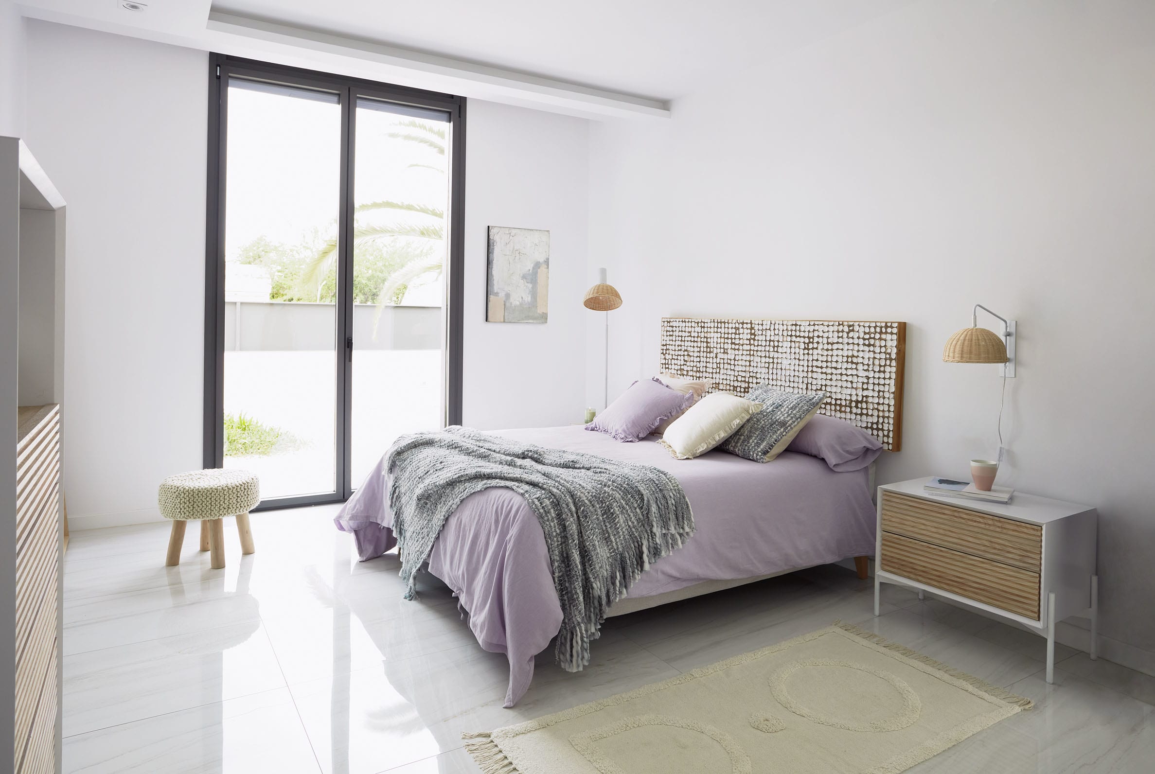 Moderne Damila Stehlampe aus weissem Metall und Rattan mit natürlichem Finish, perfekt für ein stilvolles und warmes Ambiente.