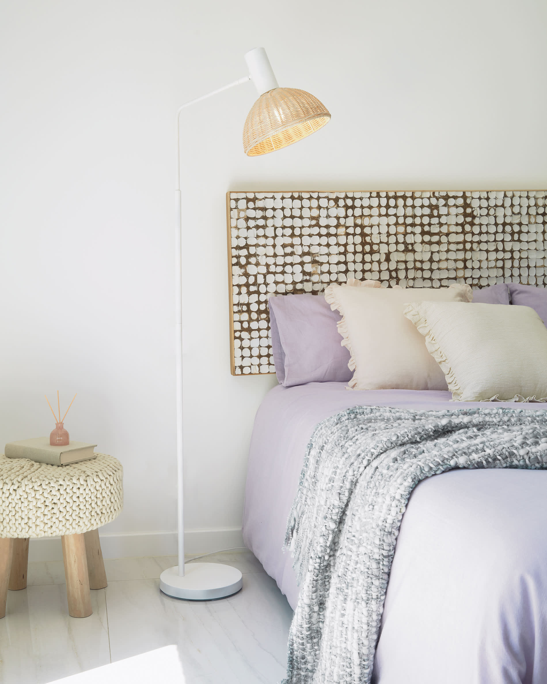 Die Damila Stehlampe vereint handgefertigte Rattan-Elemente mit elegantem Metall, perfekt für eine warme und einladende Atmosphäre.