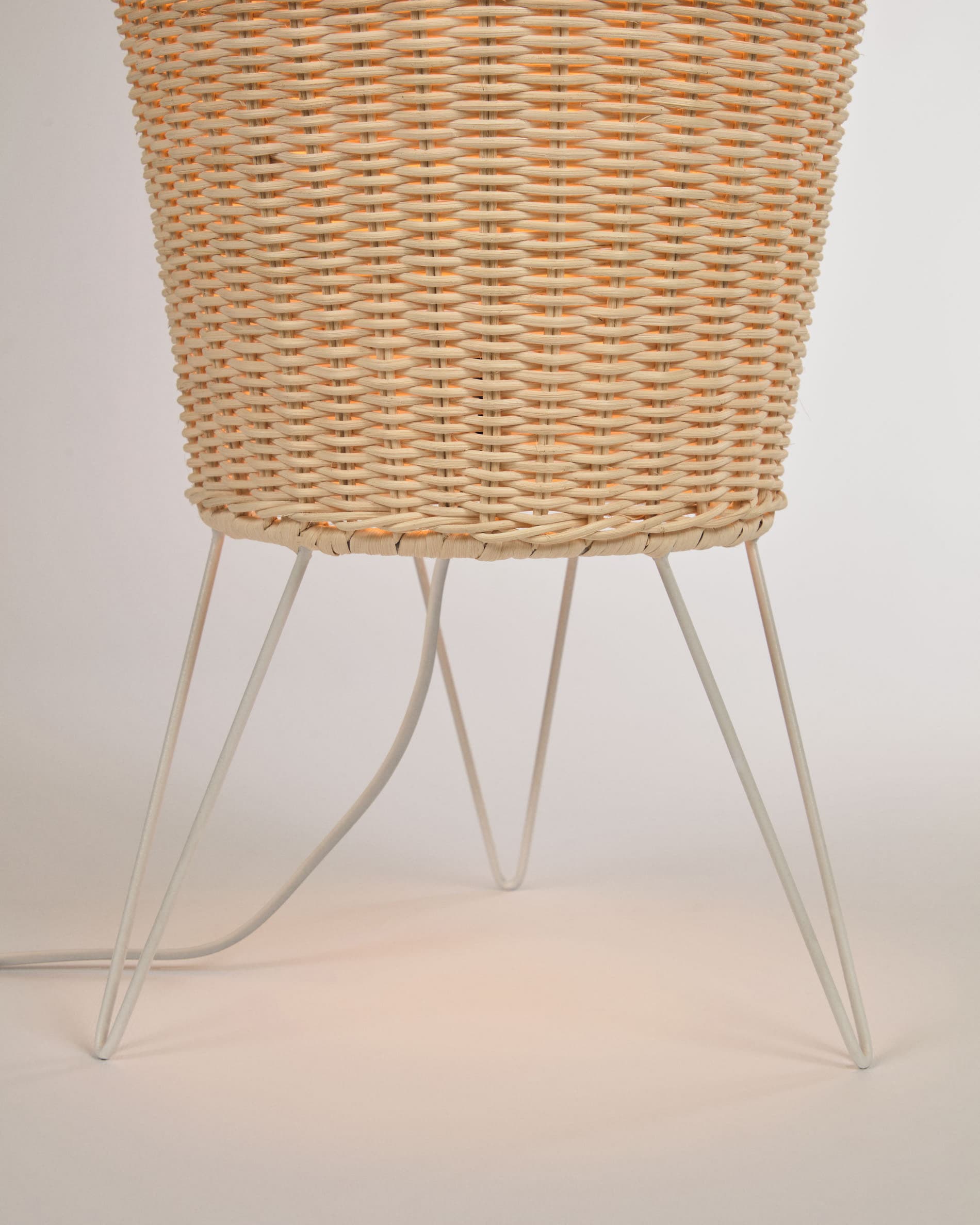 Die Kamaria Stehlampe aus Rattan von Kave Home kombiniert nachhaltige Materialien mit elegantem Design und sorgt für eine warme, einladende Beleuchtung in jedem Raum.