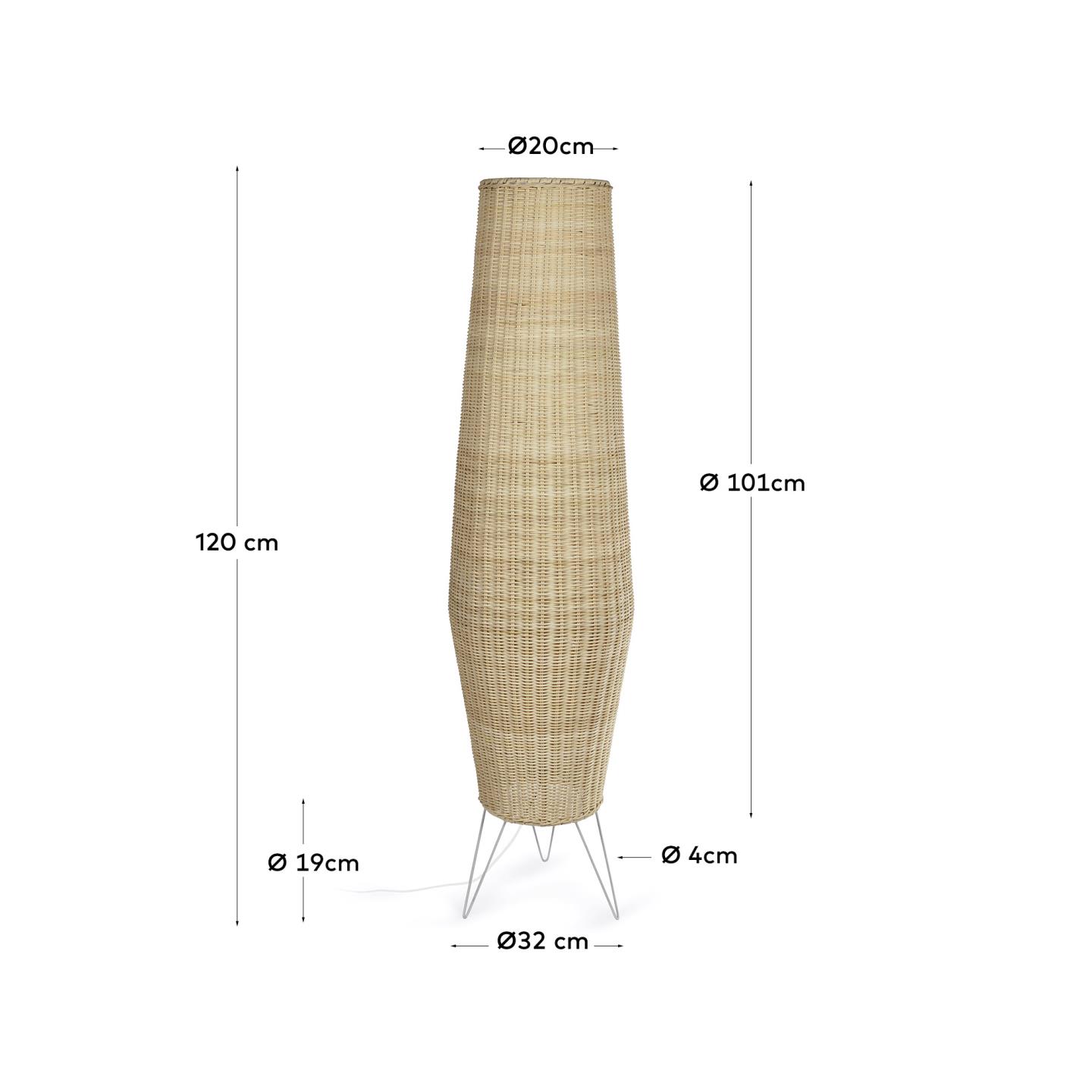 Die Kamaria Stehlampe von Kave Home vereint handgefertigtes Rattan und zeitloses Design, schafft eine einladende Atmosphäre und setzt stilvolle Akzente.