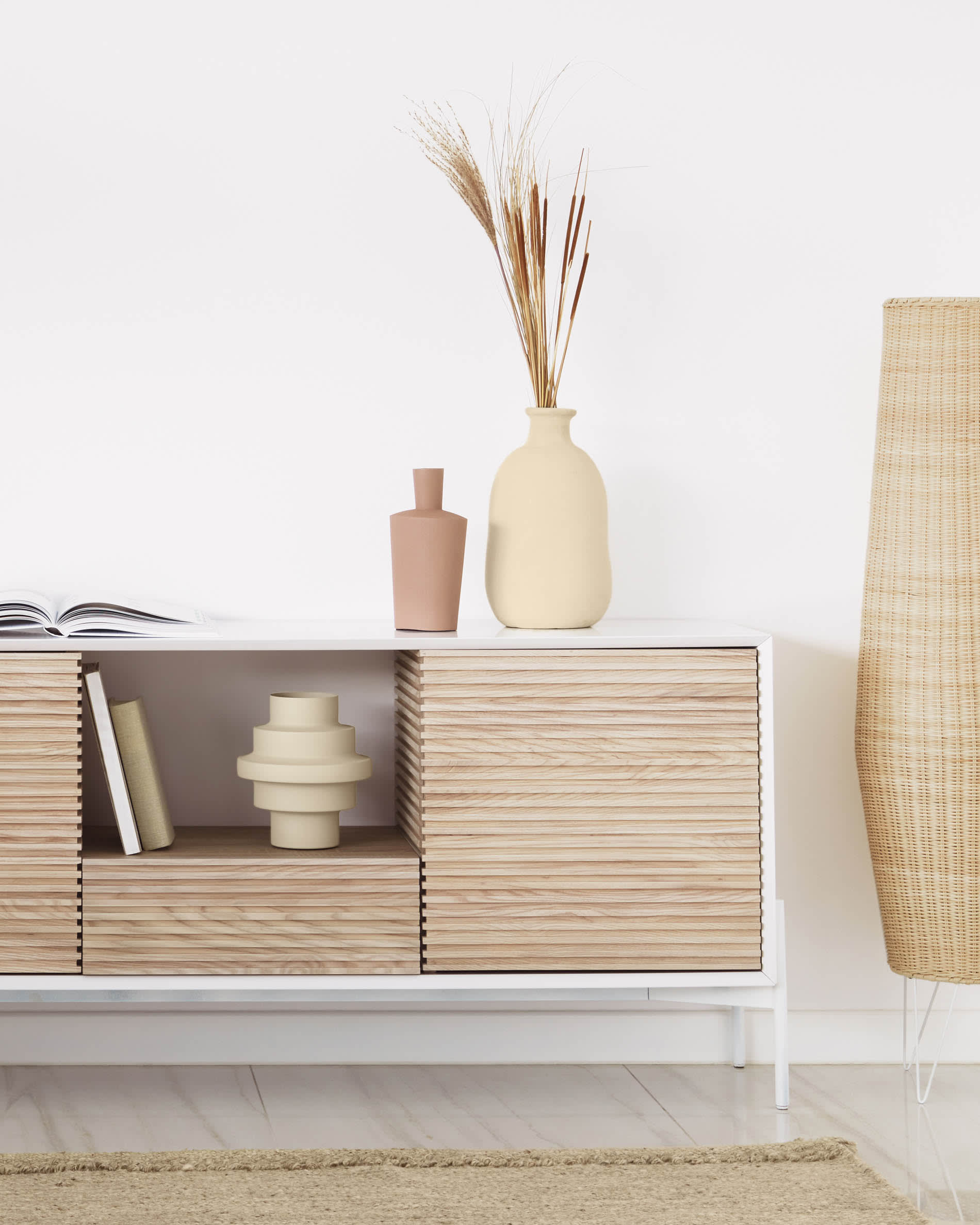 Die Kamaria Stehlampe aus Rattan besticht durch ihr handgefertigtes Design und sorgt für eine warme, einladende Stimmung in jedem Raum.