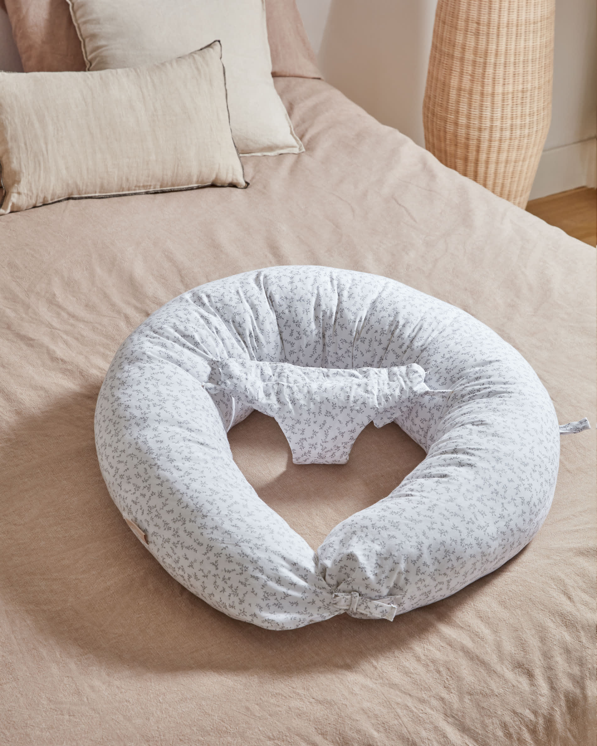 Die Kamaria Stehlampe von Kave Home vereint handgefertigtes Rattan und ein zeitloses Design, das jedem Raum eine einladende Atmosphäre verleiht.