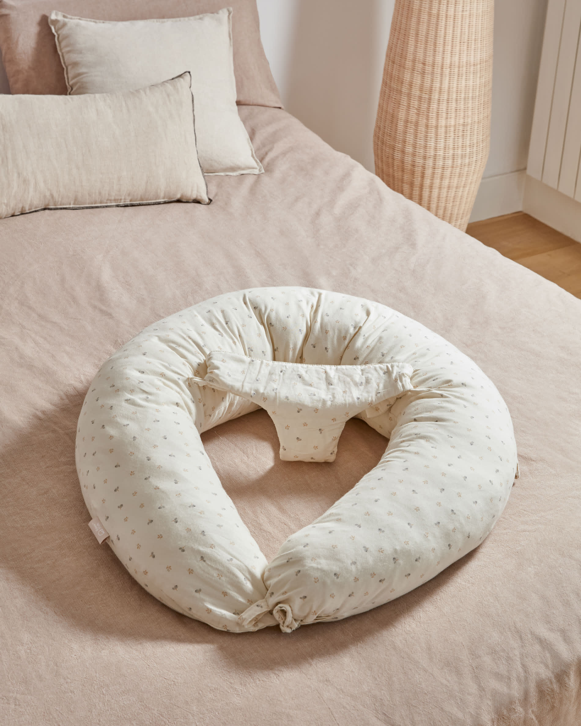 Die Kamaria Stehlampe aus Rattan von Kave Home bringt mit ihrem natürlichen Finish und handgefertigtem Design Wärme und Stil in Ihr Zuhause.