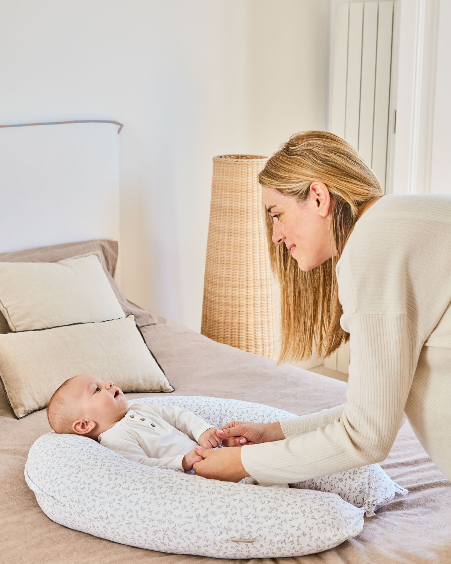 Die Kamaria Stehlampe von Kave Home vereint handgefertigtes Rattan und zeitloses Design, schafft eine einladende Atmosphäre und setzt stilvolle Akzente.