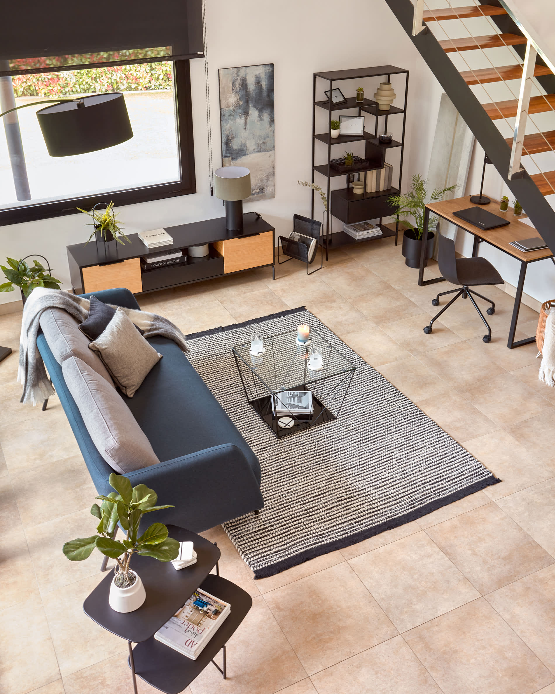 Moderne Domicina Tischlampe in Schwarz und Grau, ideal für stimmungsvolle Beleuchtung und stilvolle Akzente in jedem Raum.