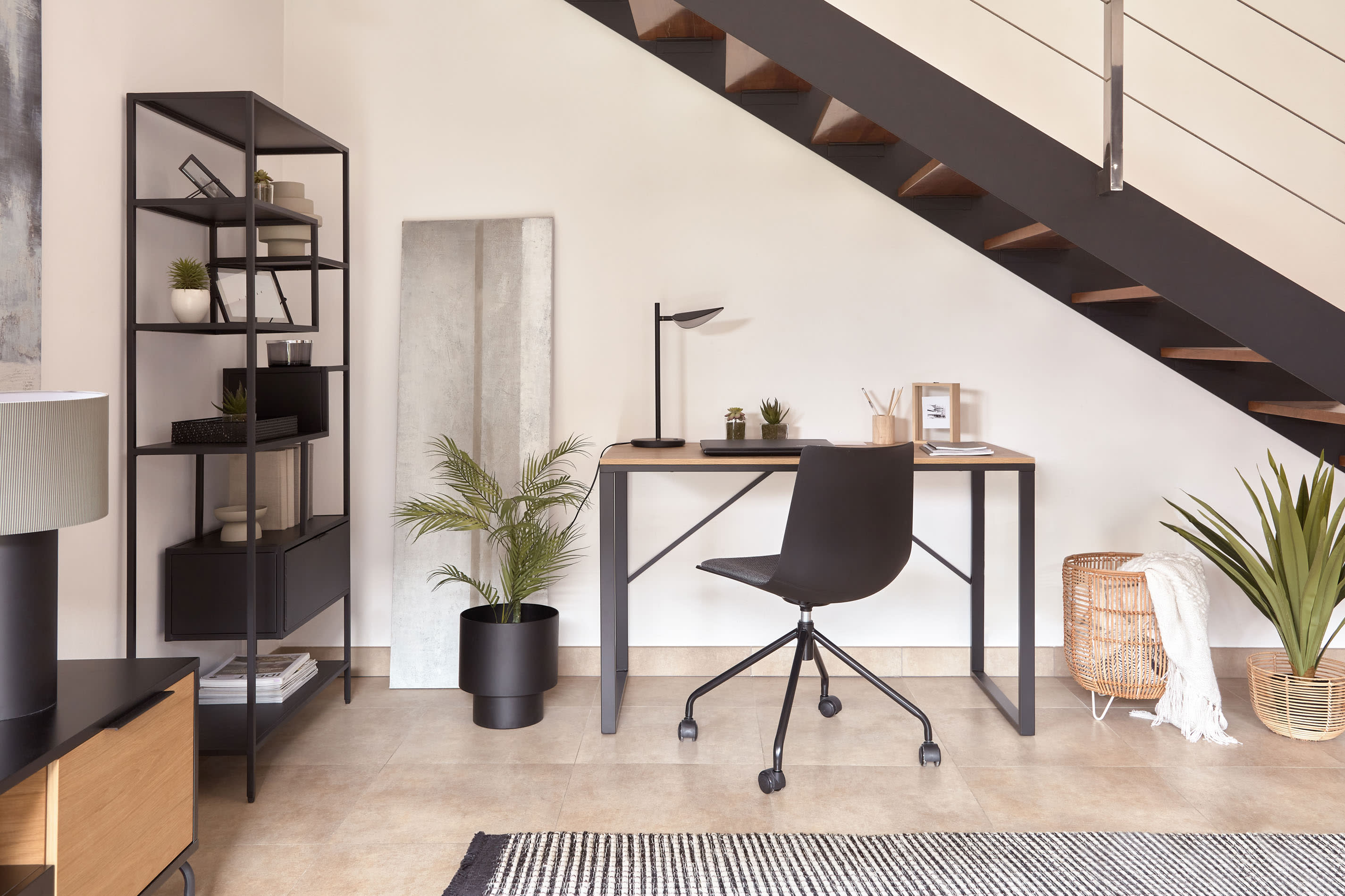 Stilvolle Domicina Tischlampe von Kave Home in Schwarz und Grau, ideal für gemütliche Beleuchtung und modernes Ambiente in jedem Zuhause.