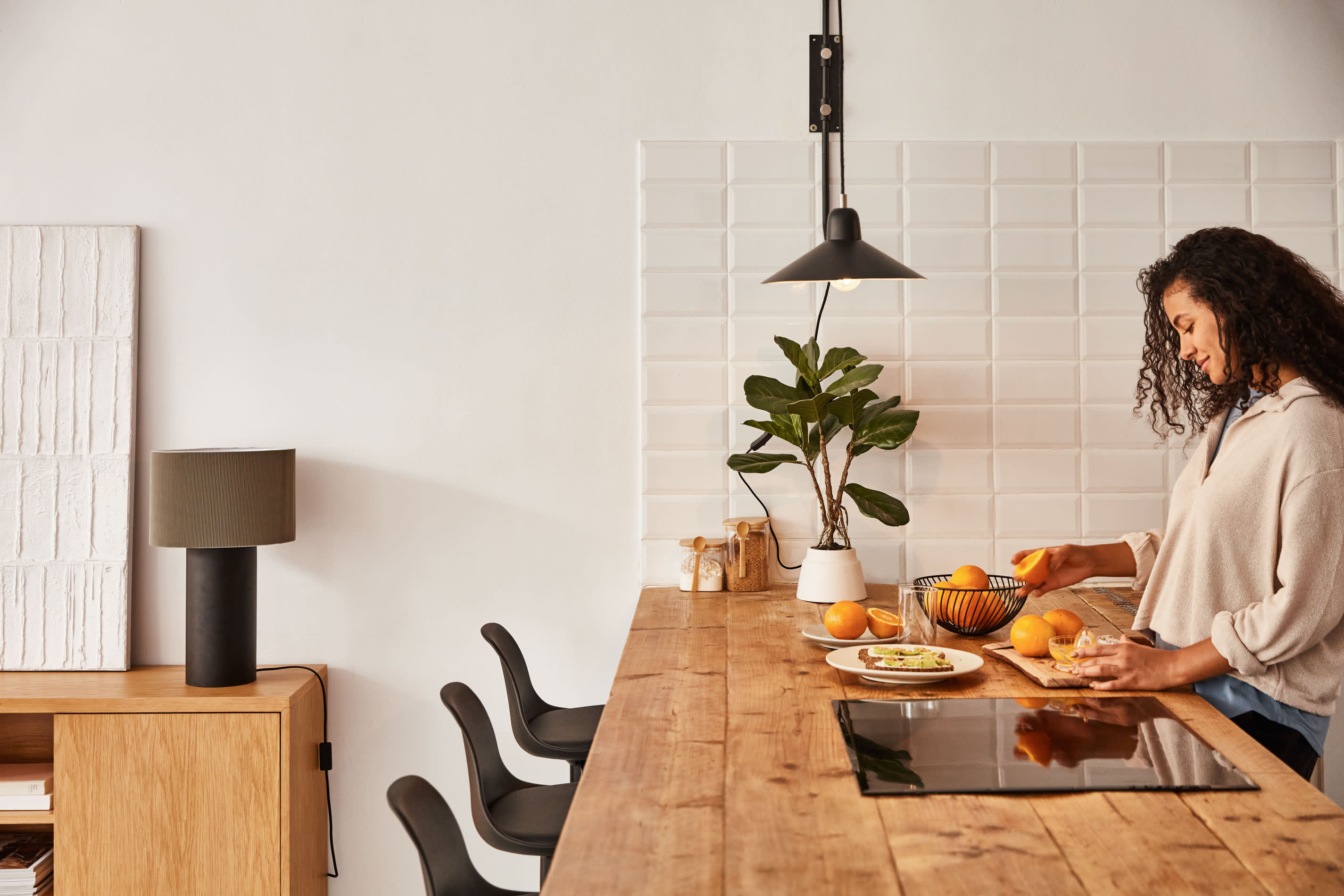 Elegante Domicina Tischlampe von Kave Home in Schwarz und Grau, perfektes Licht für Wohn- und Schlafzimmer, vereint modernes Design mit Retro-Charme.