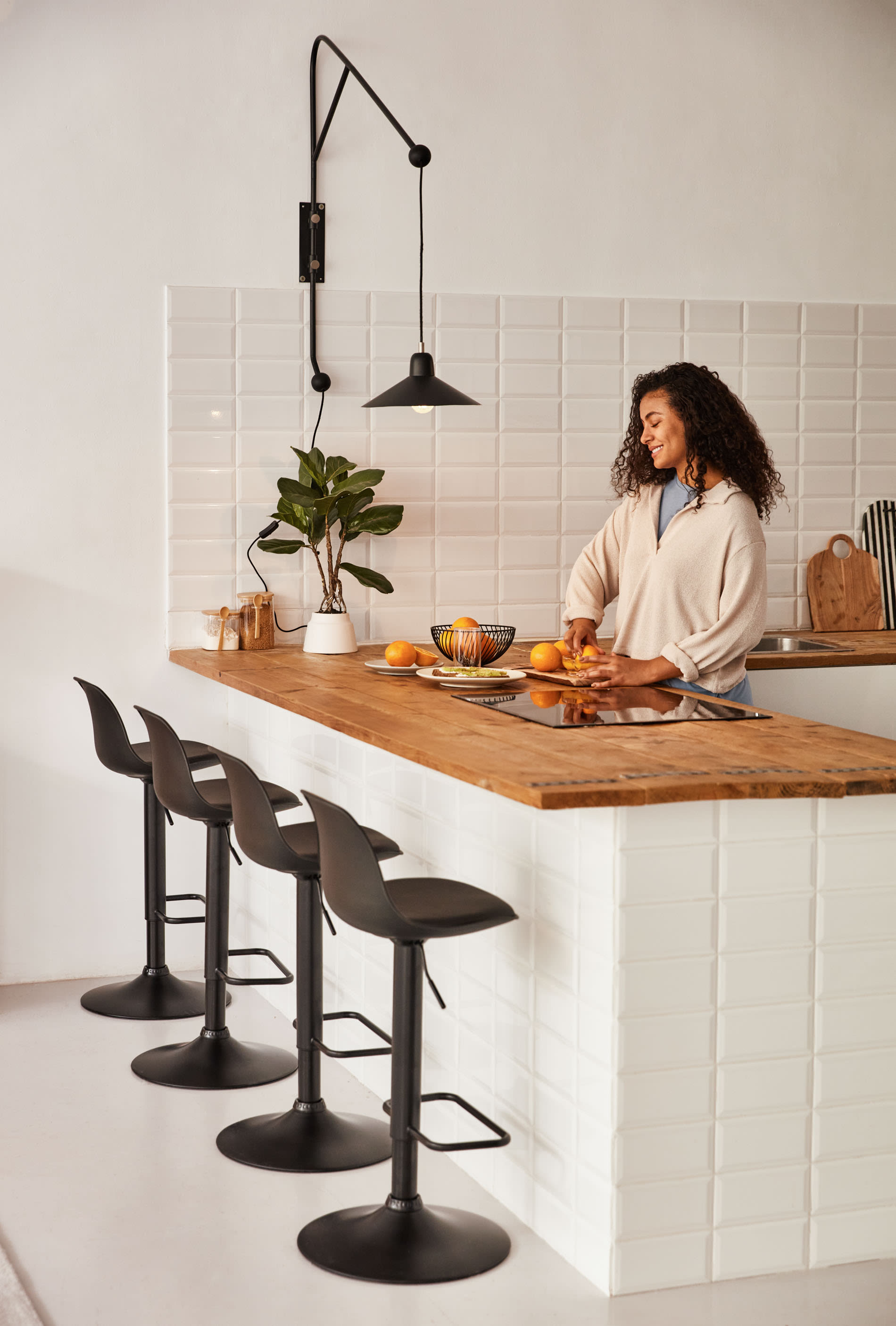 Stilvolle Domicina Tischlampe von Kave Home in Schwarz und Grau, ideal für gemütliche Beleuchtung in jedem Raum, vereint Eleganz und Funktionalität.