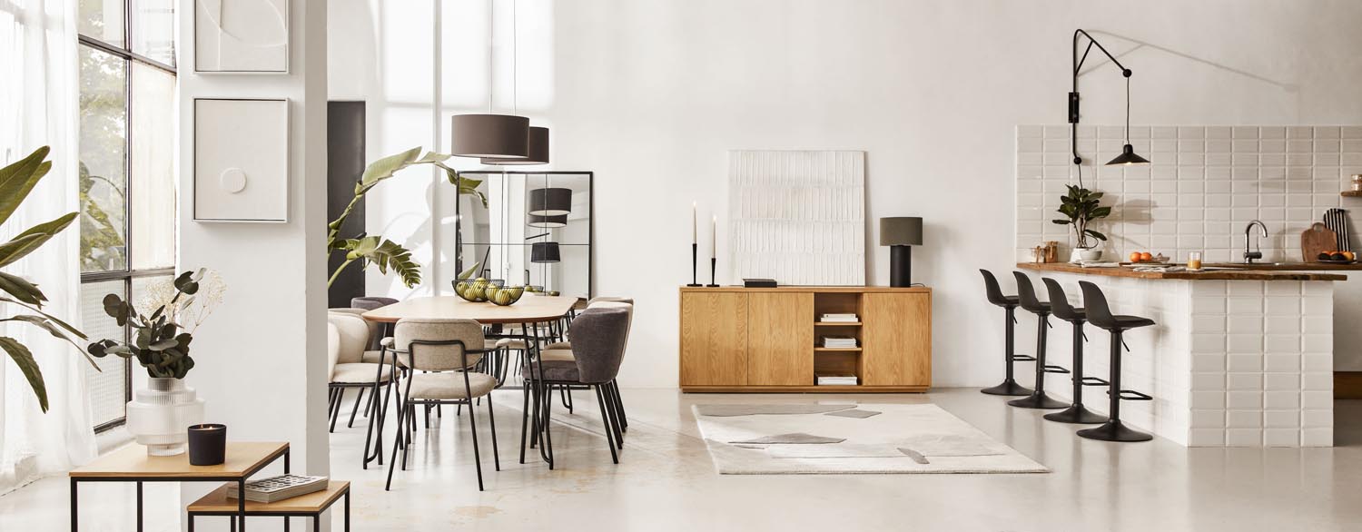 Elegante Domicina Tischlampe von Kave Home in Schwarz und Grau, perfektes Licht für Wohn- und Schlafzimmer, vereint modernes Design mit Retro-Charme.