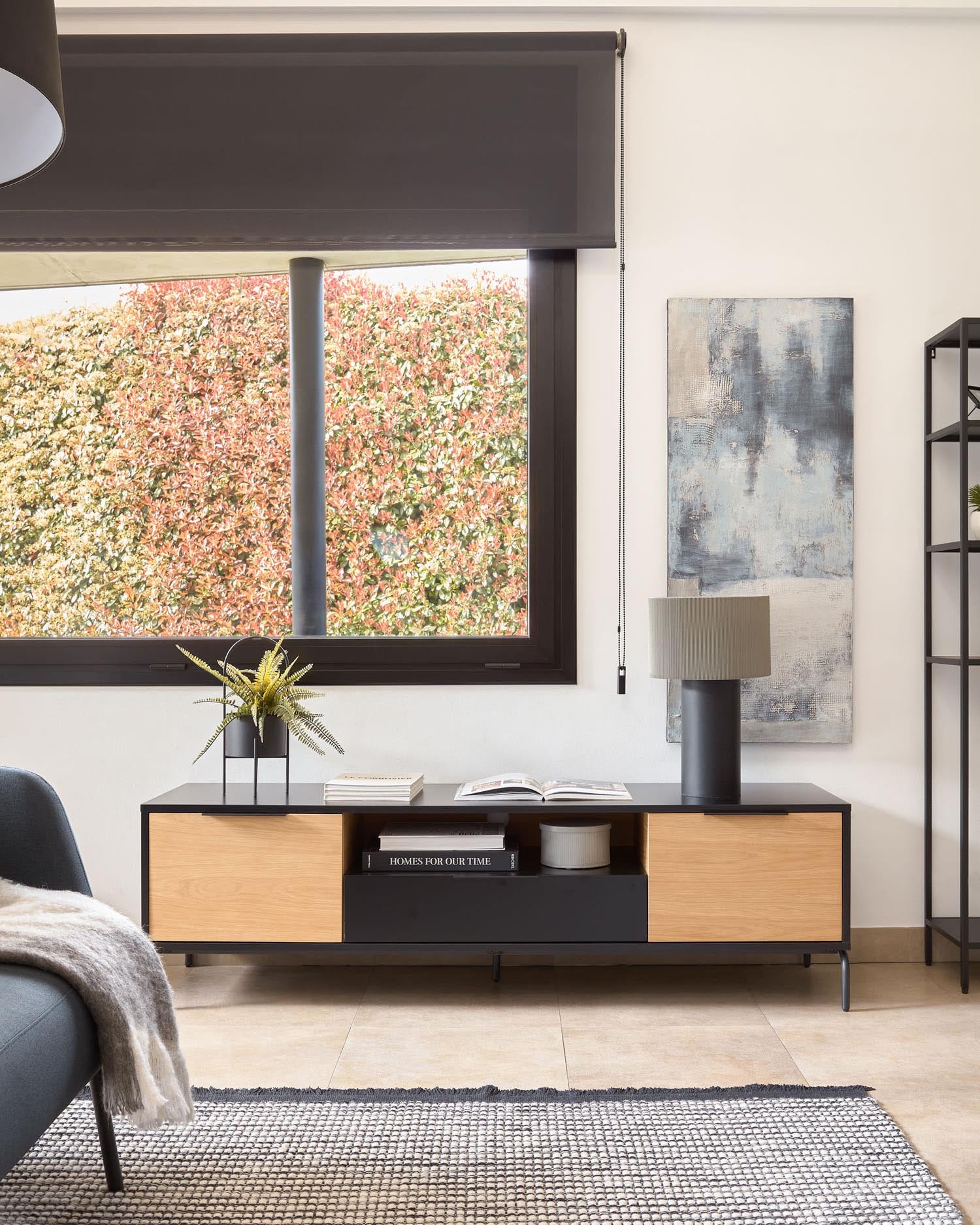 Stilvolle Domicina Tischlampe von Kave Home in Schwarz und Grau, ideal für gemütliche Beleuchtung in jedem Raum, vereint Eleganz und Funktionalität.