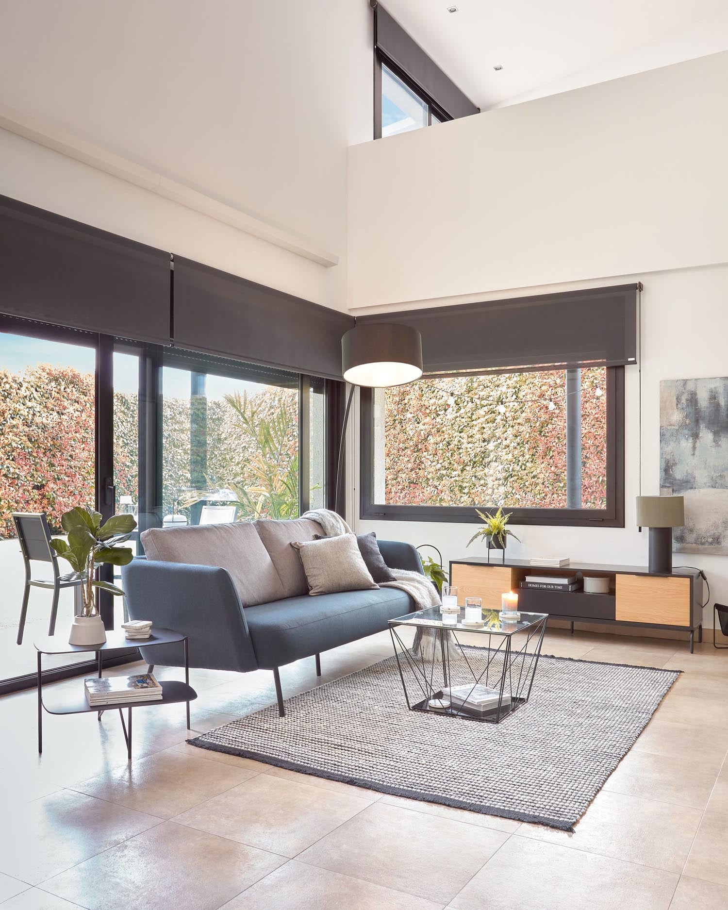 Stilvolle Tischlampe aus schwarzem und grauem Metall von Kave Home, perfekt für modernes Interieur und angenehmes Licht.