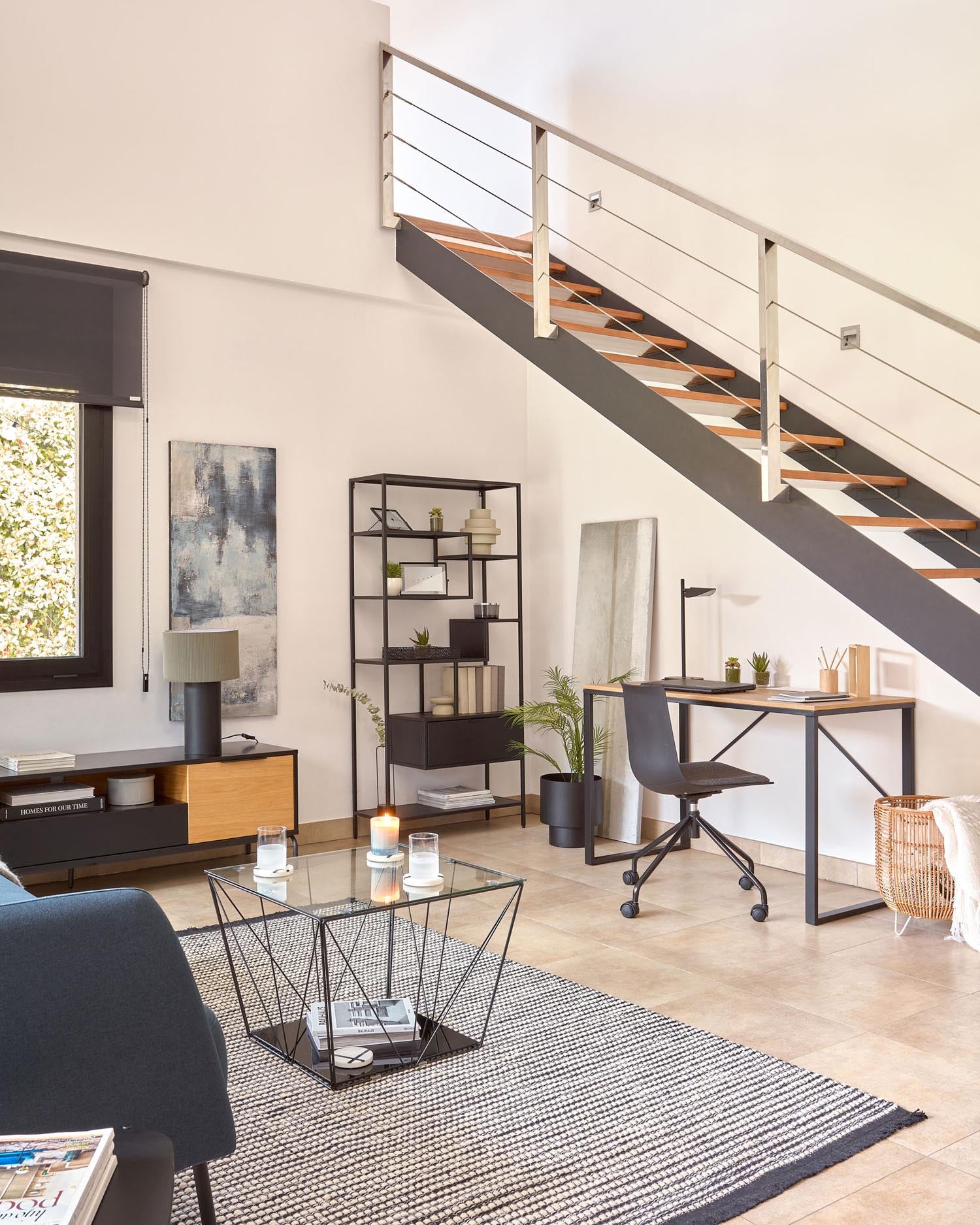 Elegante Tischlampe aus schwarzem Metall mit grauem, plissiertem Stoffschirm für stilvolle Lichtakzente.