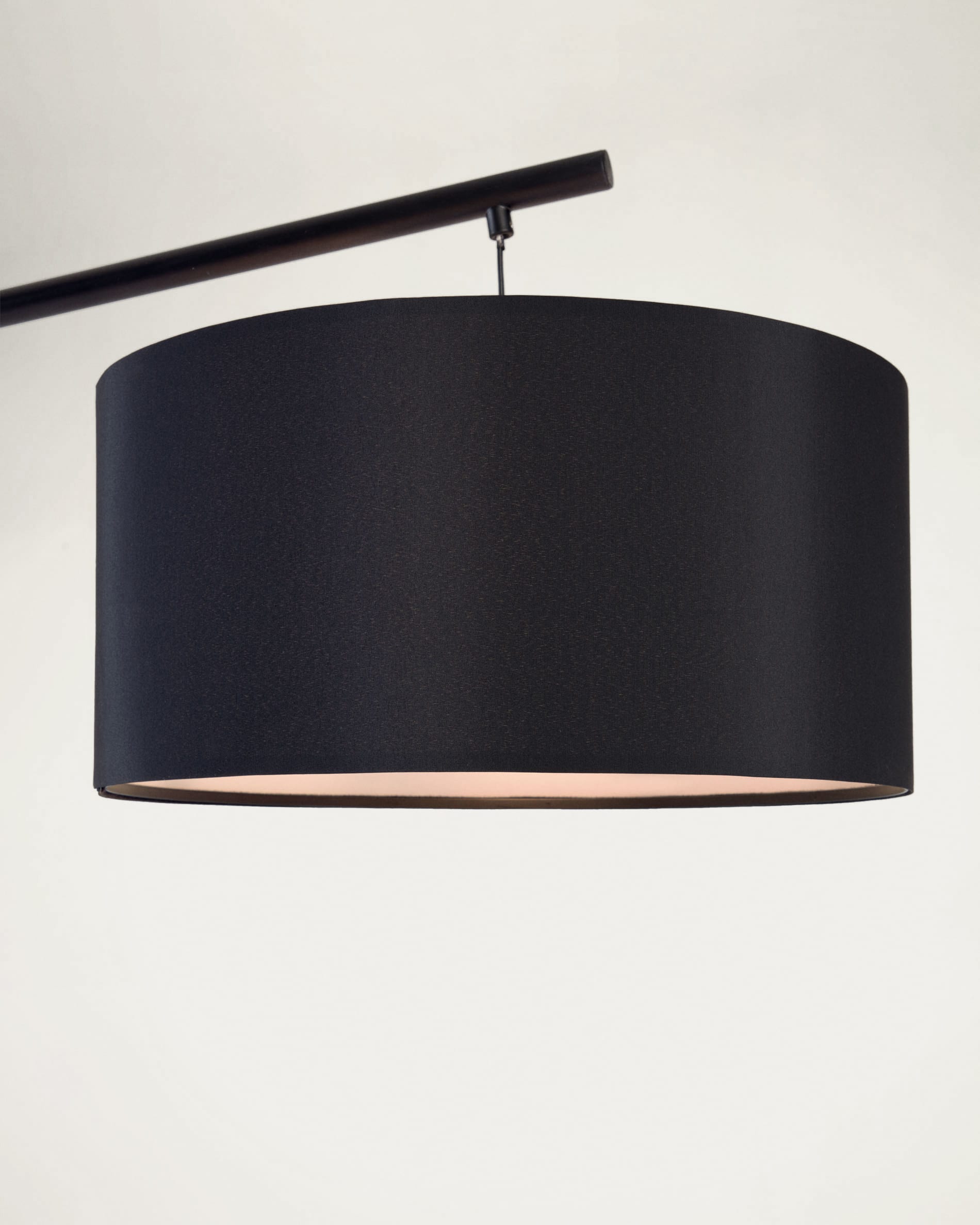 Stilvolle Ciana Stehlampe aus robustem Metall mit edlem Schwarz-Finish und warmem Baumwollschirm, perfekt für jedes moderne Zuhause.