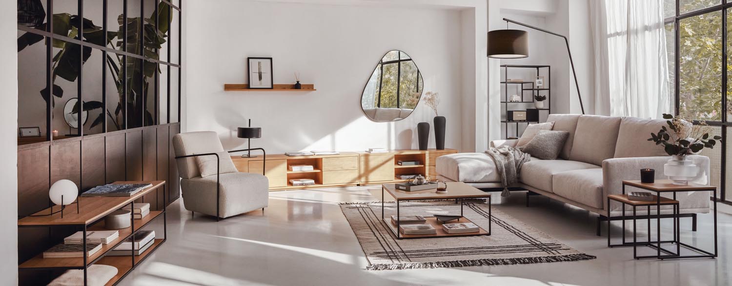 Ciana Stehlampe aus schwarzem Metall mit Baumwollschirm, stilvoll und modern, perfekt für zeitgemässe Wohnräume, von Kave Home.