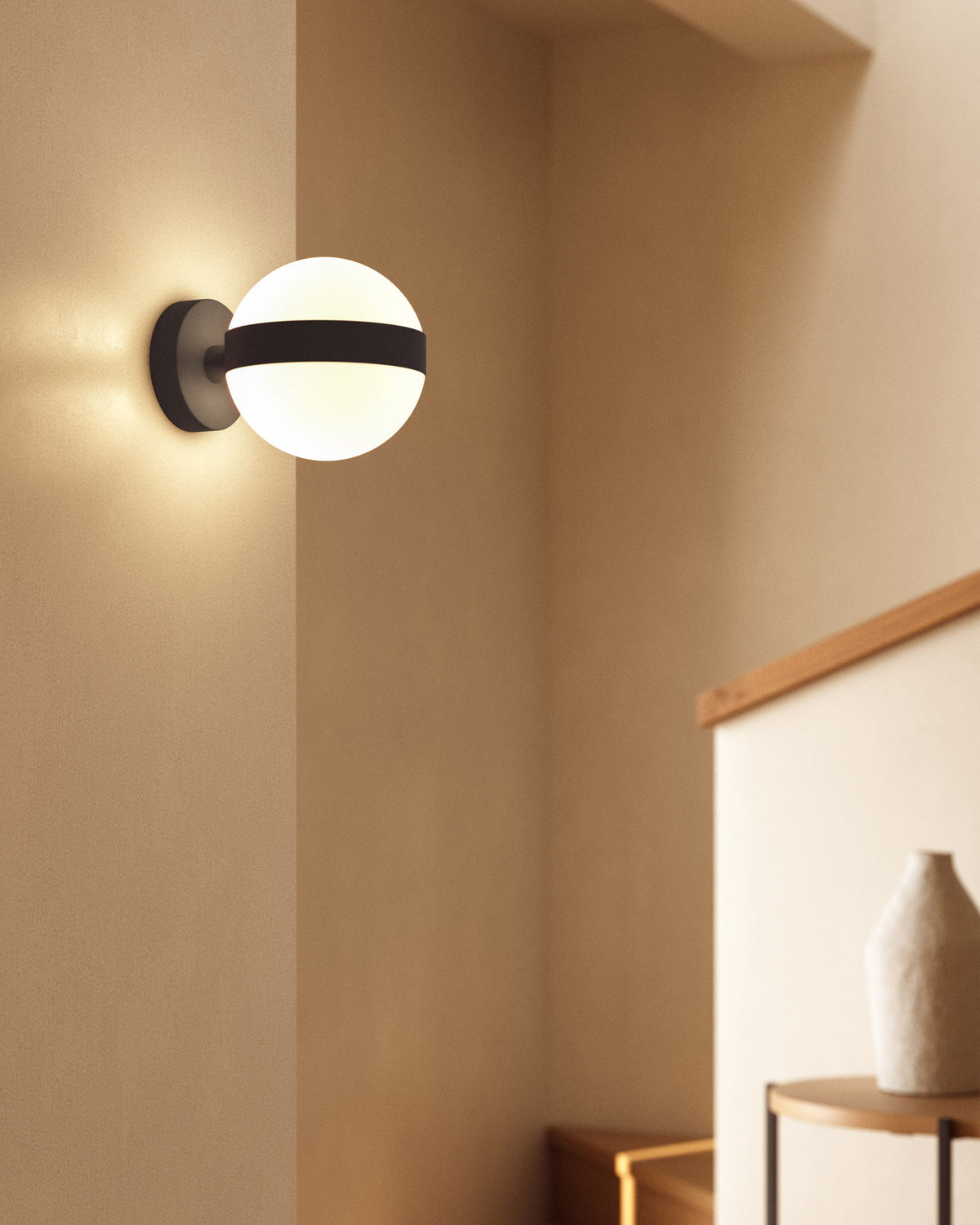 Anasol Wandlampe aus Metall mit schwarzem Finish in Schwarz präsentiert im Onlineshop von KAQTU Design AG. Wandleuchte ist von Kave Home