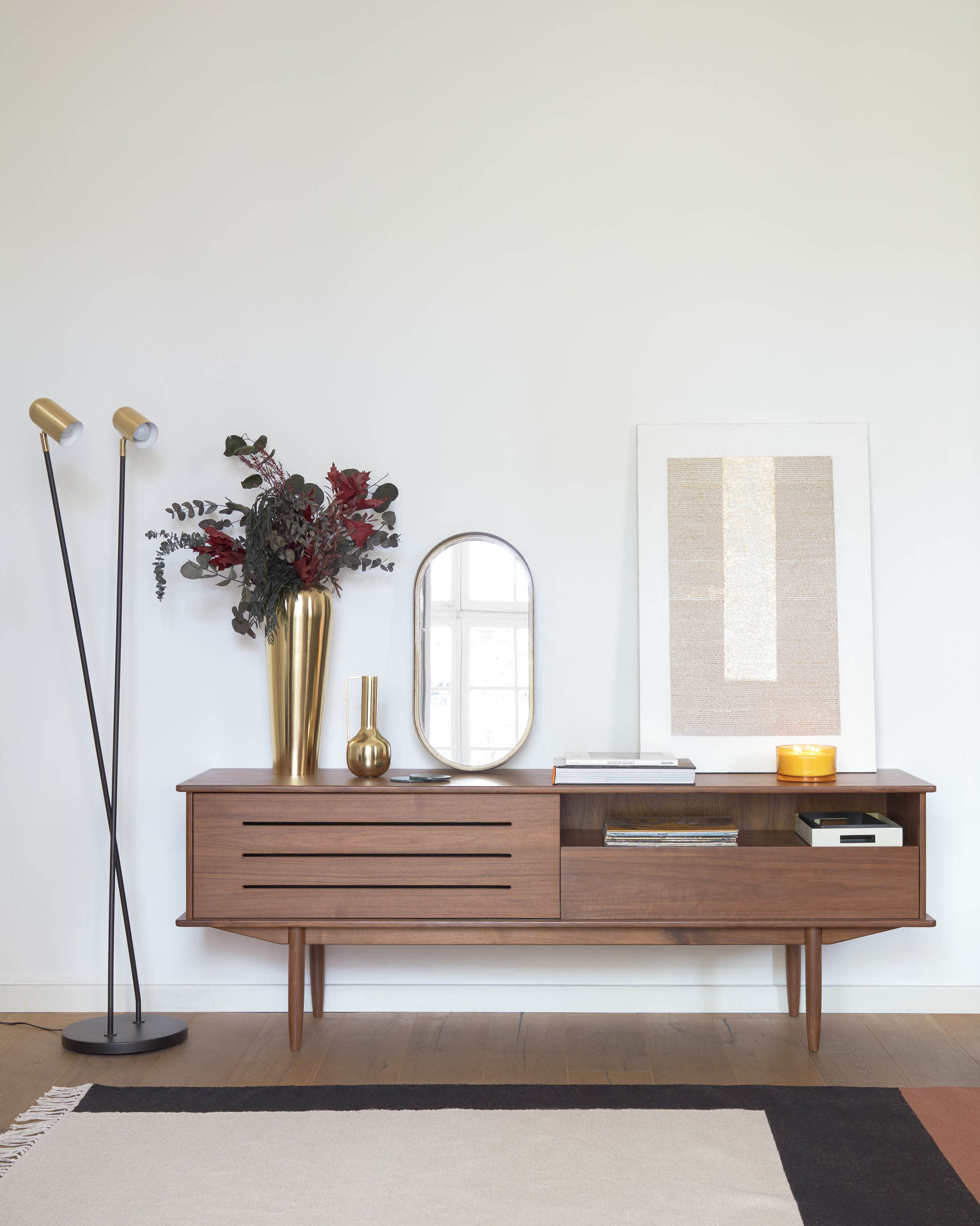 Die Clemence Stehlampe aus schwarzem Metall mit goldfarbenen Schirmen bringt stilvolle Eleganz und modernes Design in Ihr Zuhause.