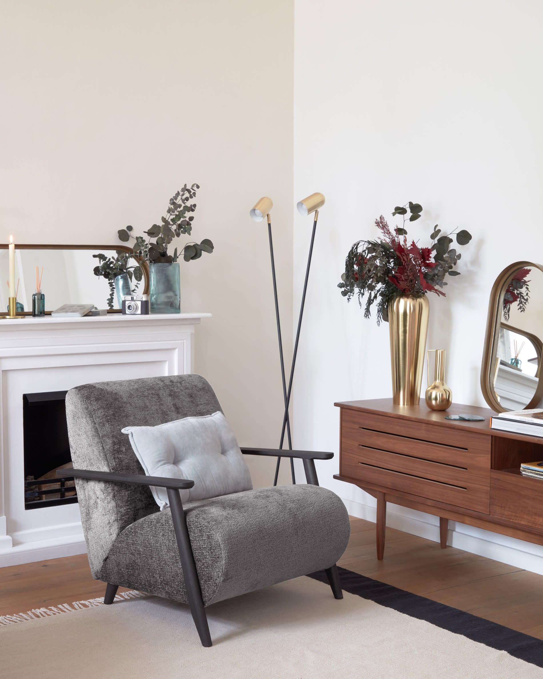 Die Clemence Stehlampe von Kave Home kombiniert elegantes schwarzes Metall mit goldenen Lampenschirmen und sorgt für stilvolle Beleuchtung und Gemütlichkeit.