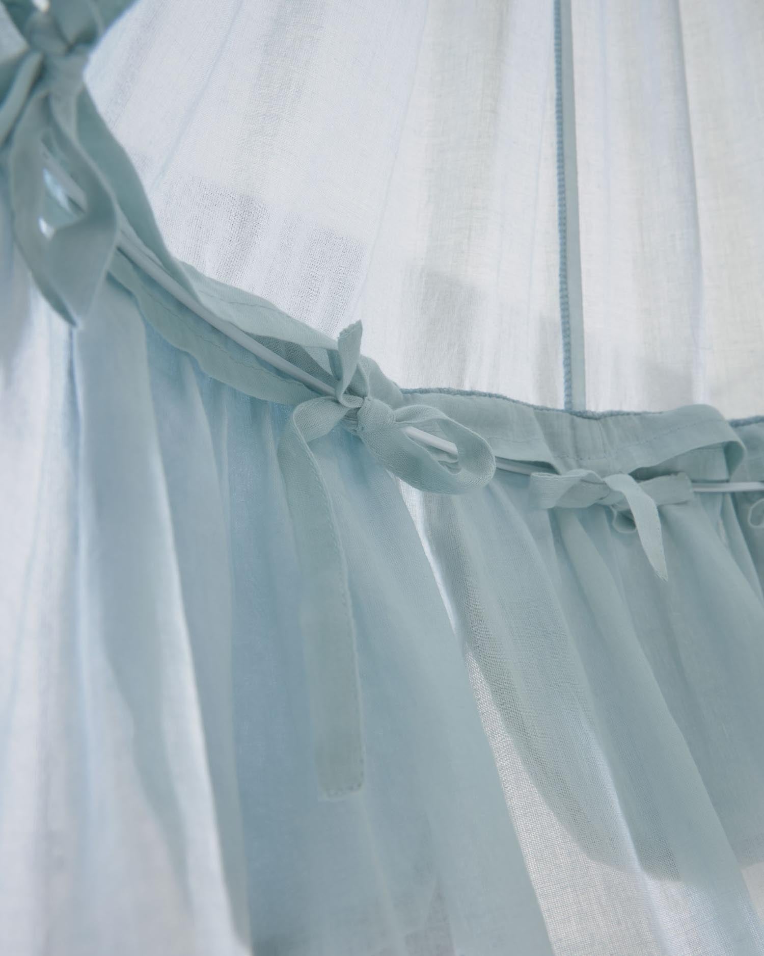 Das Carelene Himmelbett für Kinder von Kave Home vereint stilvolles Design, 100% Baumwolle und ein sicheres, gemütliches Schlafumfeld.