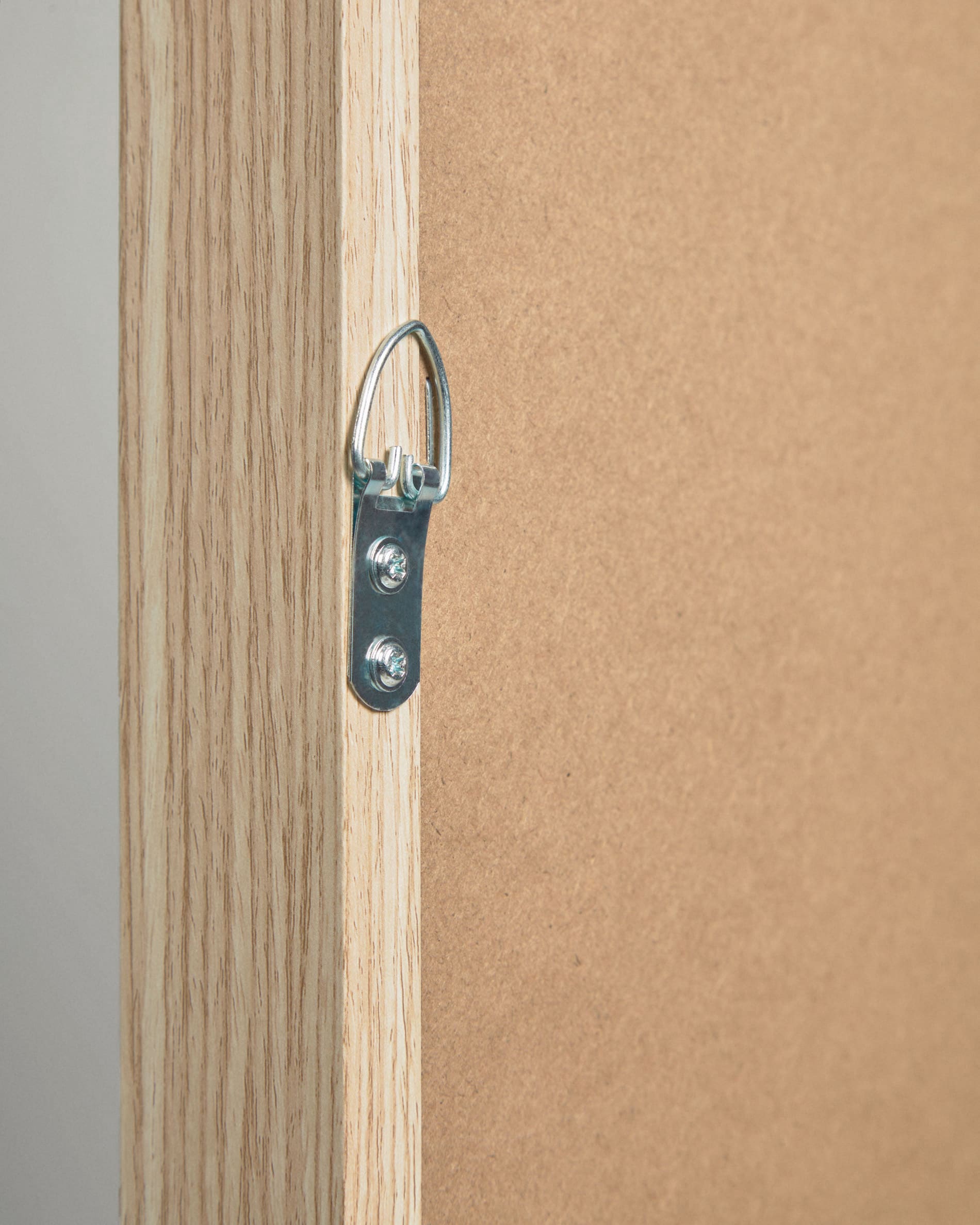 Das Naira Bild (60x90 cm) von Kave Home zeigt ein modernes Design mit schwarzem Kreis, ideal für stilvolle Wohnräume.